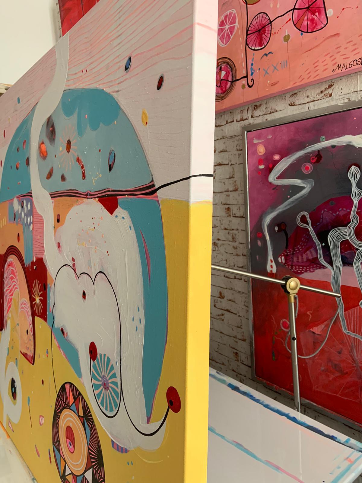 Regalami un po' di sole 2021.
 Acrilico su tela con pellicola da galleria.
Malgosia Kiernozycka è nata a Breslavia, in Polonia. Si è diplomata alla Scuola di Belle Arti e ha ricevuto una borsa di studio dal Ministro della Cultura e dell'Arte per