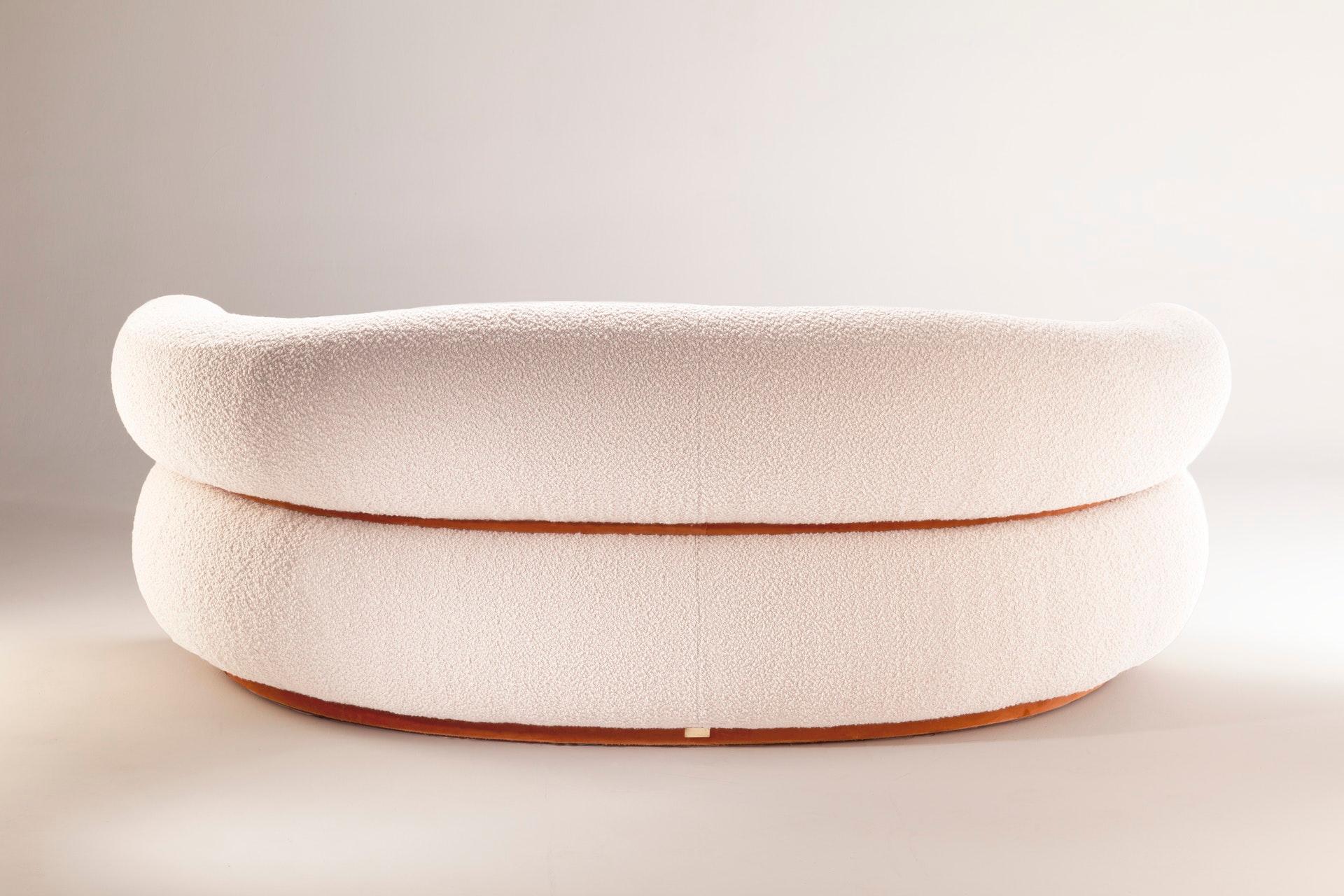 Wie eine warme Umarmung empfängt Sie das Malibu Round Sofa zum Verweilen und Entspannen. Als gehobene Hommage an das goldene Zeitalter des Midcentury-Designs und der organischen Architektur strahlt er durch seine ungewöhnlichen Proportionen und