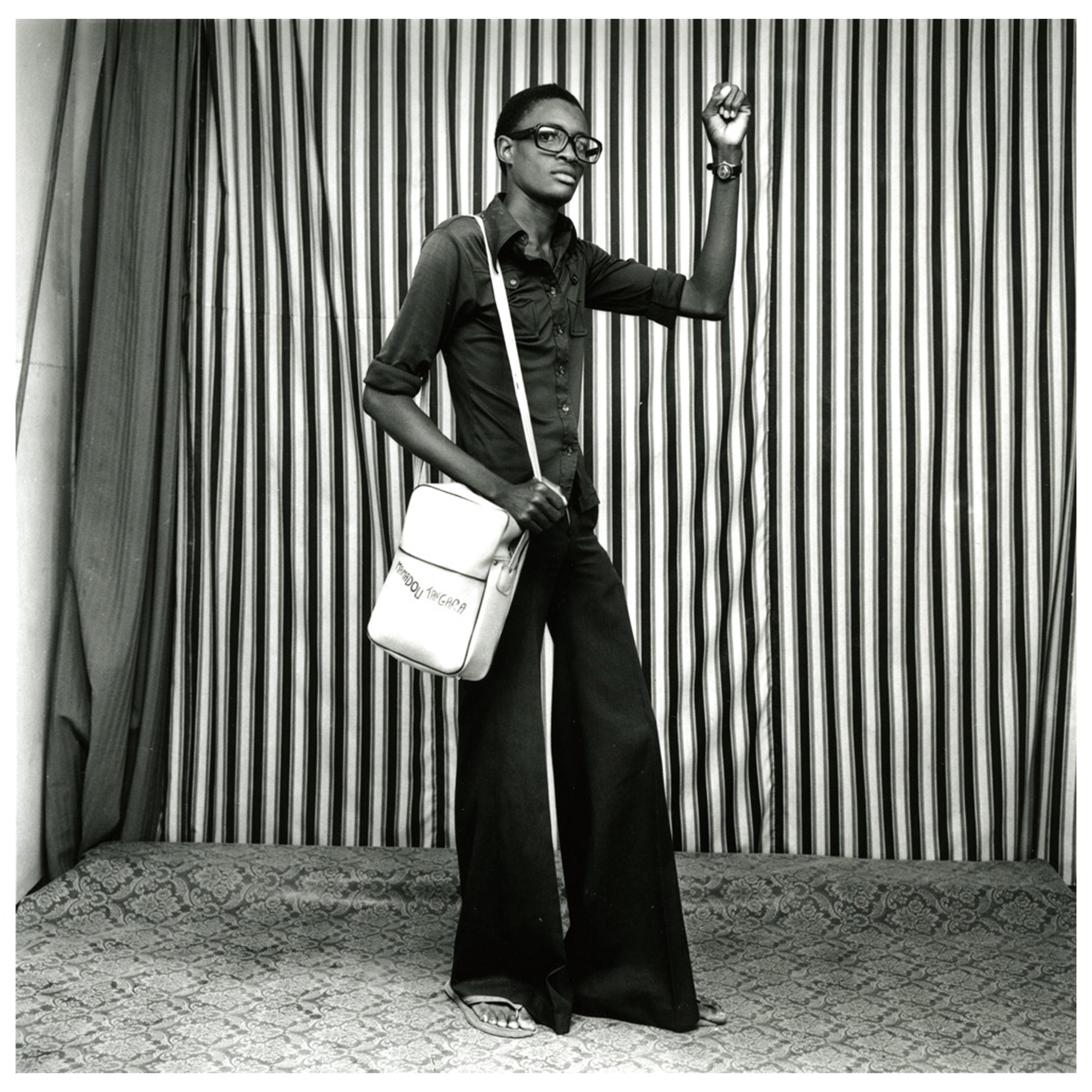 Malick Sidibe "Jeune homme avec pattes d'éléphant, sacoche et montre", 1977