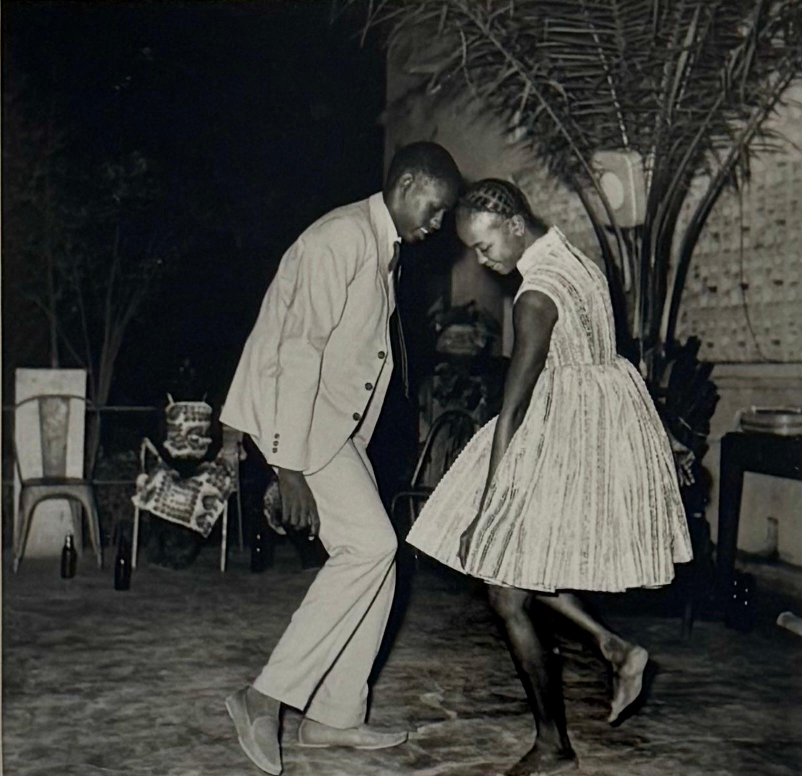 Black and White Photograph di Malick Sidibé - Nuit de Noel