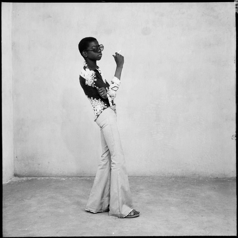 Malick Sidibé Black and White Photograph – Yéyé in Position