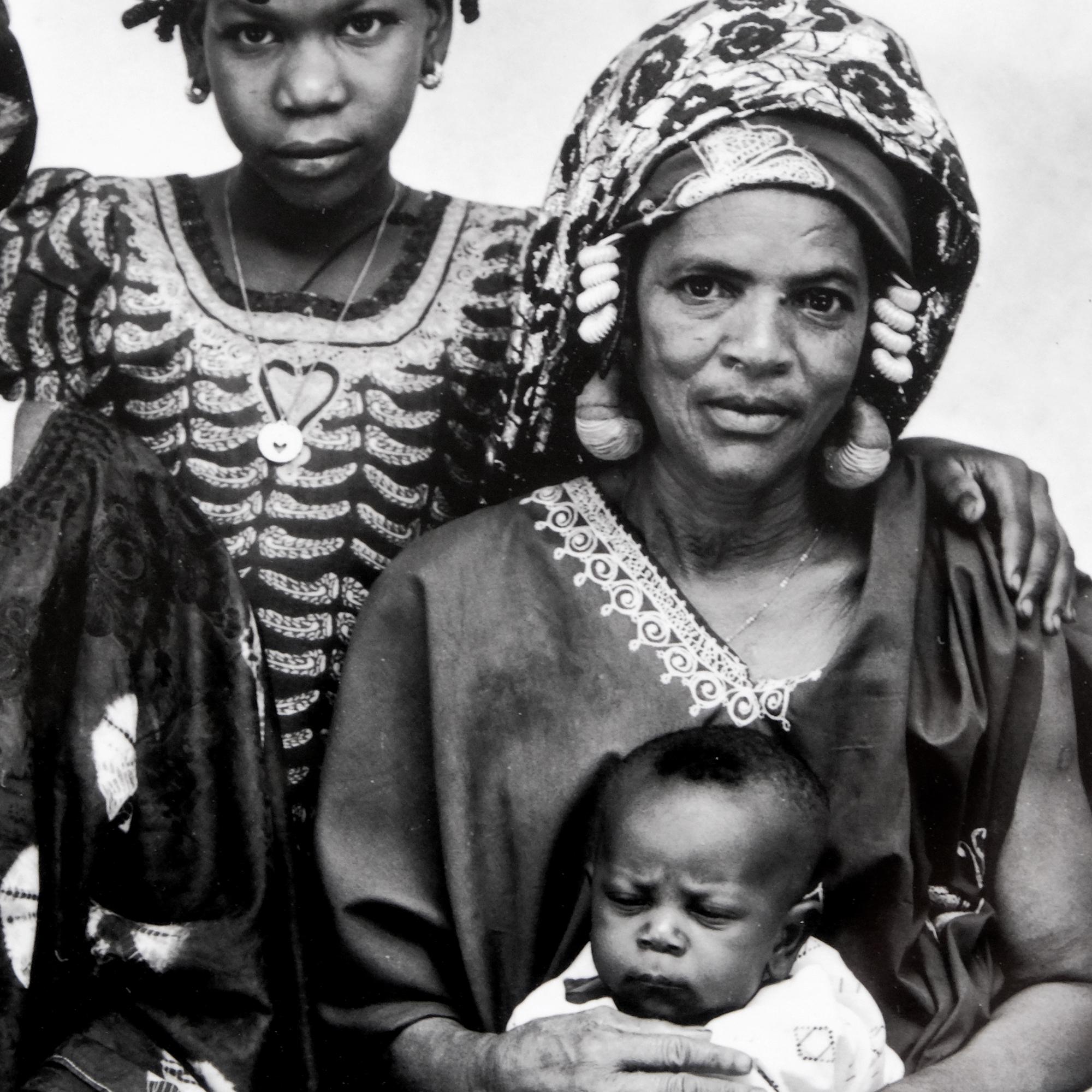 Malick Sidibé - The Sarakolé Family - Signierter Druck im Zustand „Gut“ im Angebot in Paris, FR