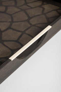 Bandeja de ébano, hueso y cuero Malindi de estilo contemporáneo by Giordano Vigano