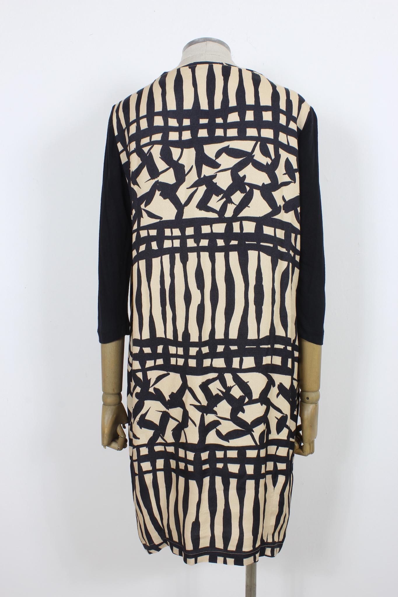 Maliparmi 2000s casual dress. Tunic style dress, knee length, beige and black color with abstract pattern. 3/4 sleeves, 90% viscose, 10% angora fabric. Made in italy.

Size: 46 It 12 Us 14 Uk

Shoulder: 44cm
Bust/Chest: 53 cm
Sleeve: 48 cm
Length: