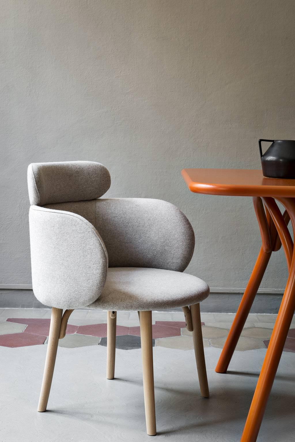 Beautiful forms characterize the Malit chair by Gordon Guillaumier, a further expression of the company's aesthetic research combining tradition with innovation. Wood is juxtaposed with upholstery in this product, recalling the Classic curves of