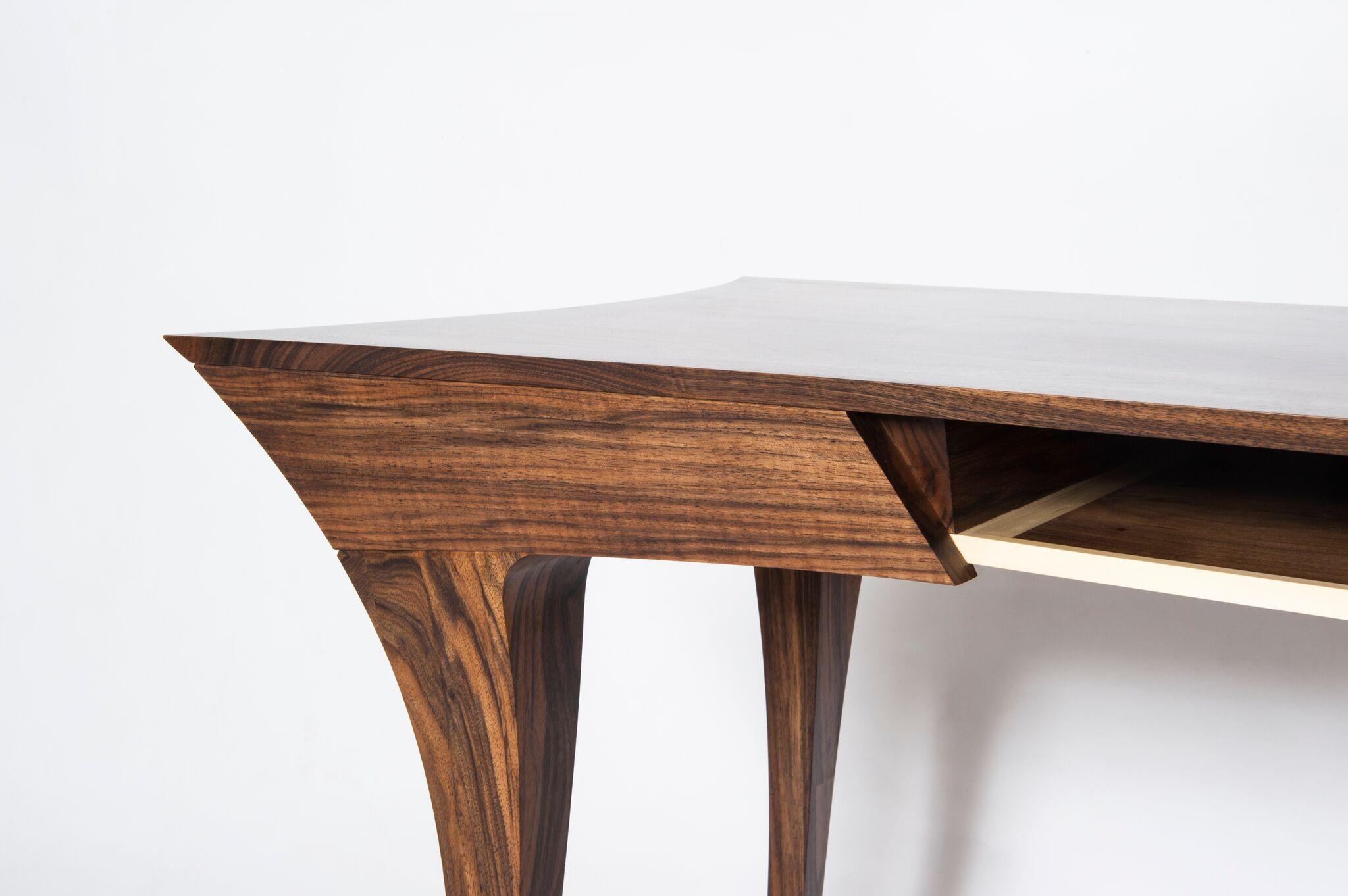 Ce bureau en noyer anglais, véritablement unique, a été fabriqué avec le plus grand soin et la plus grande attention aux détails. Inspiré par la forme élégante des meubles d'époque Louis XIV, le bureau Mallard utilise des lignes fluides et des