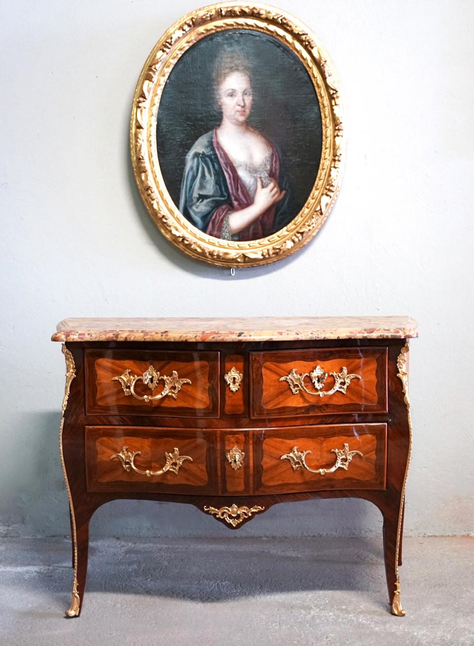 Period: Louis XV. 
Provenance: Paris.
Measurements: 115x57x82h cm. 
Condition: excellent state of preservation.
Description: the Louis XV chest of drawers under examination is a splendid example of refined 18th century Parisian