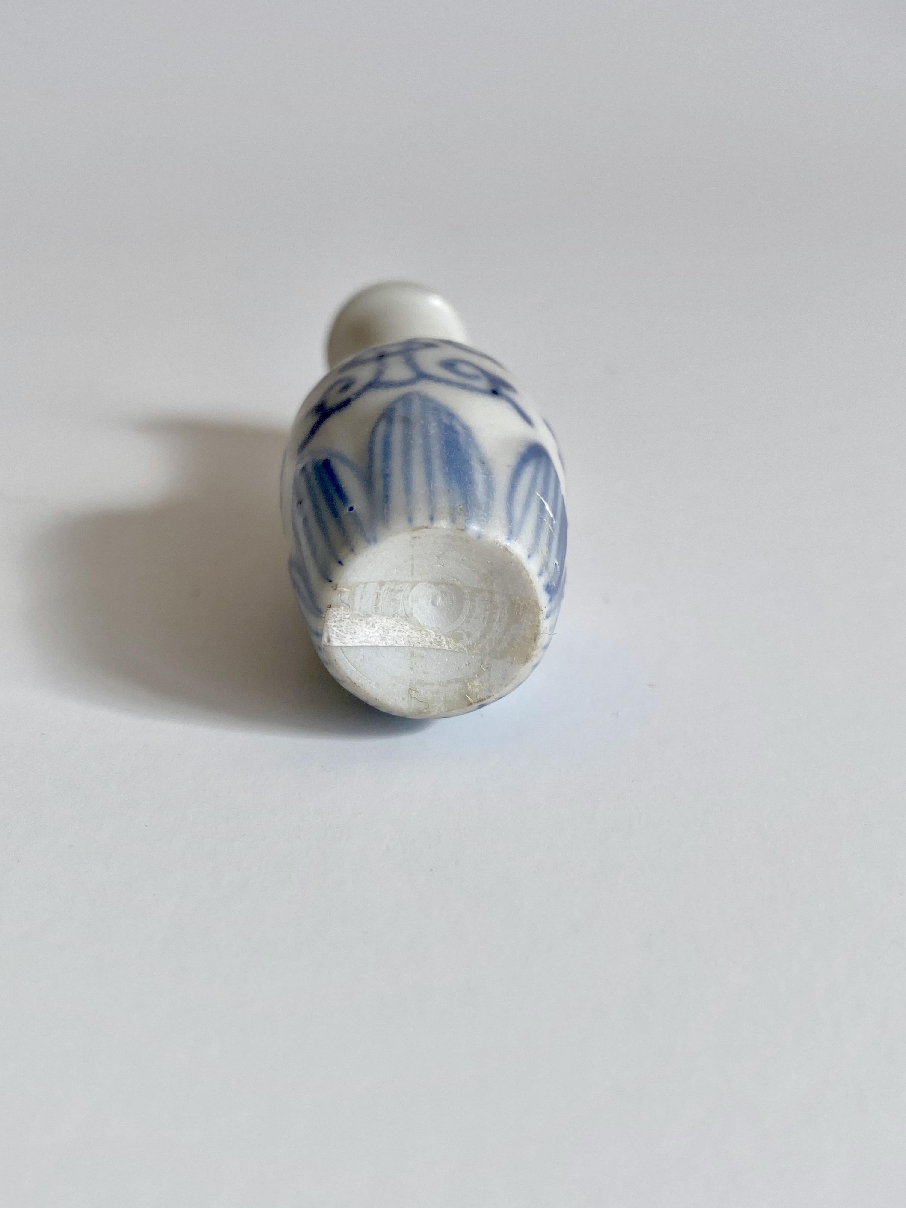 Mallet-Shaped Miniature Vase from Hatcher Collection  In Good Condition For Sale In Atlanta, GA