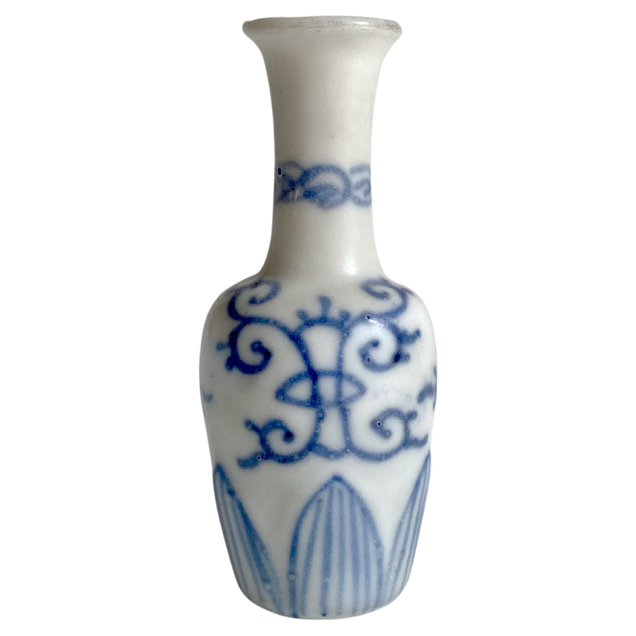 Vase miniature en forme de poire de la collection Hatcher 