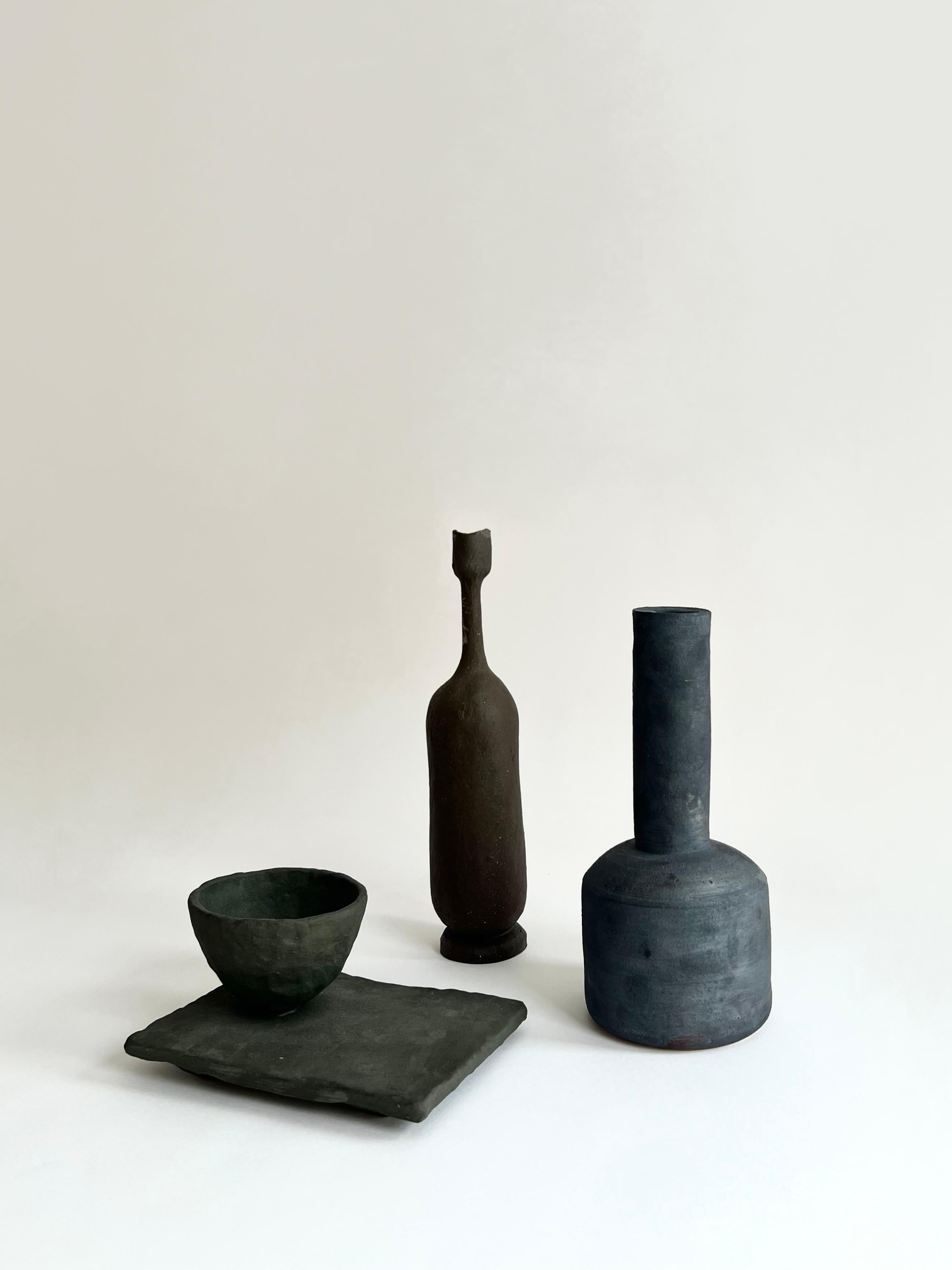 Handgefertigte Vase „Mallet Vase“ aus Steingut (21. Jahrhundert und zeitgenössisch) im Angebot