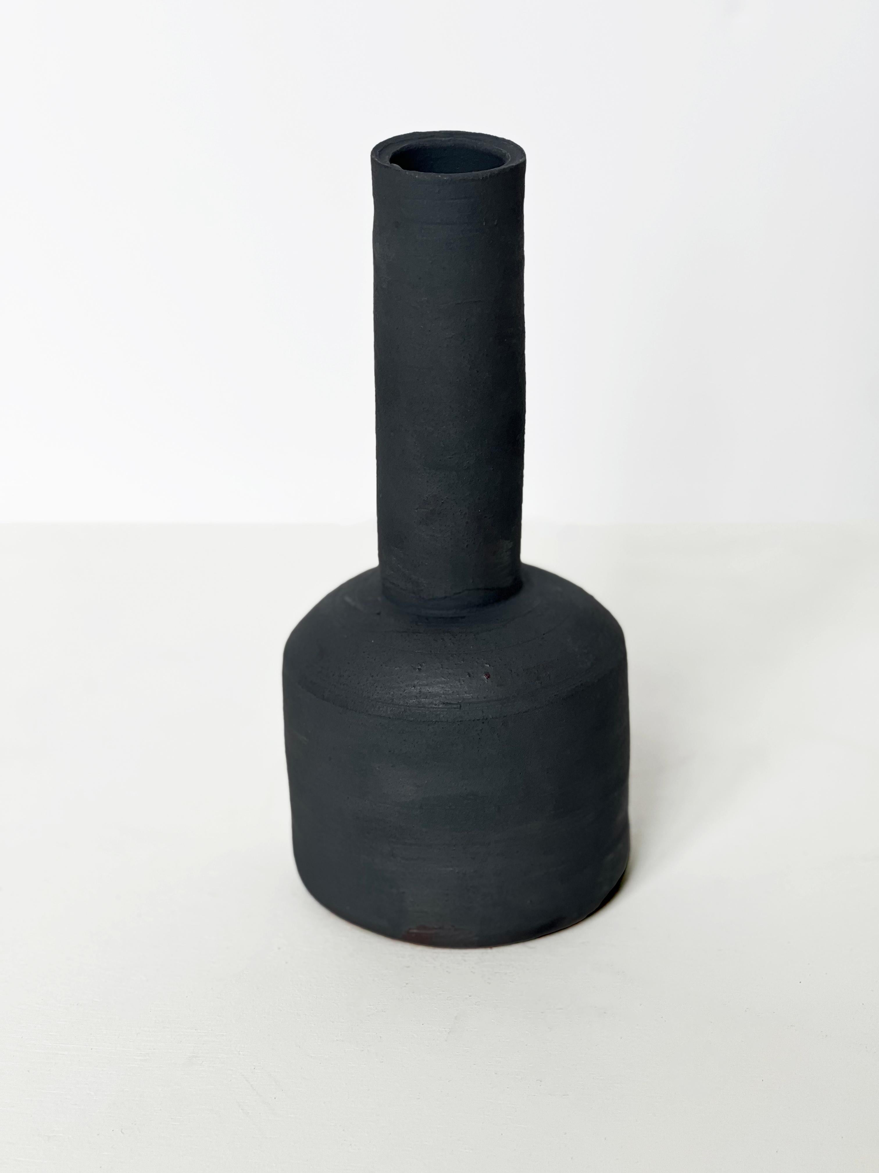 Handgefertigte Vase „Mallet Vase“ aus Steingut (Eisenstein) im Angebot