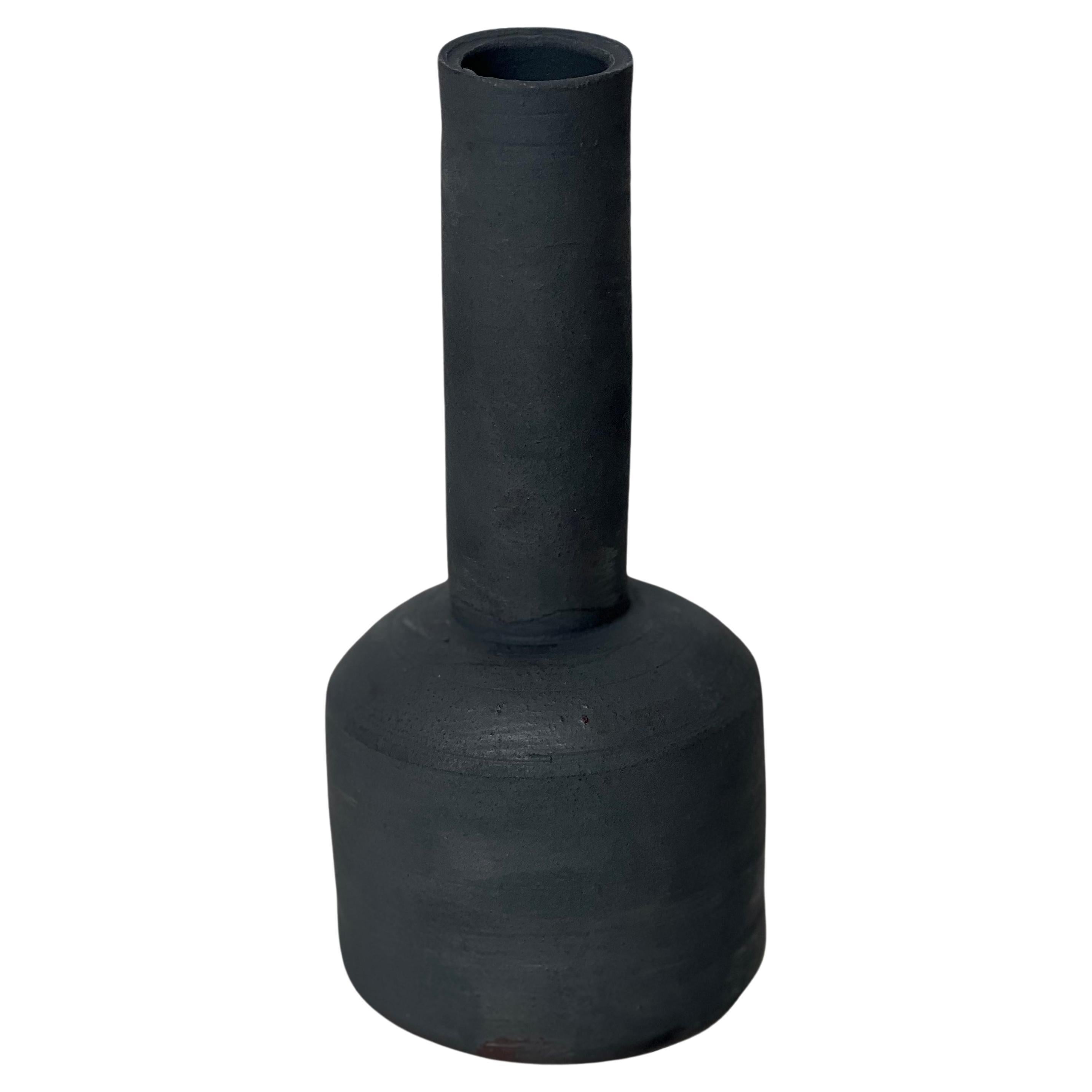 Handgefertigte Vase „Mallet Vase“ aus Steingut im Angebot