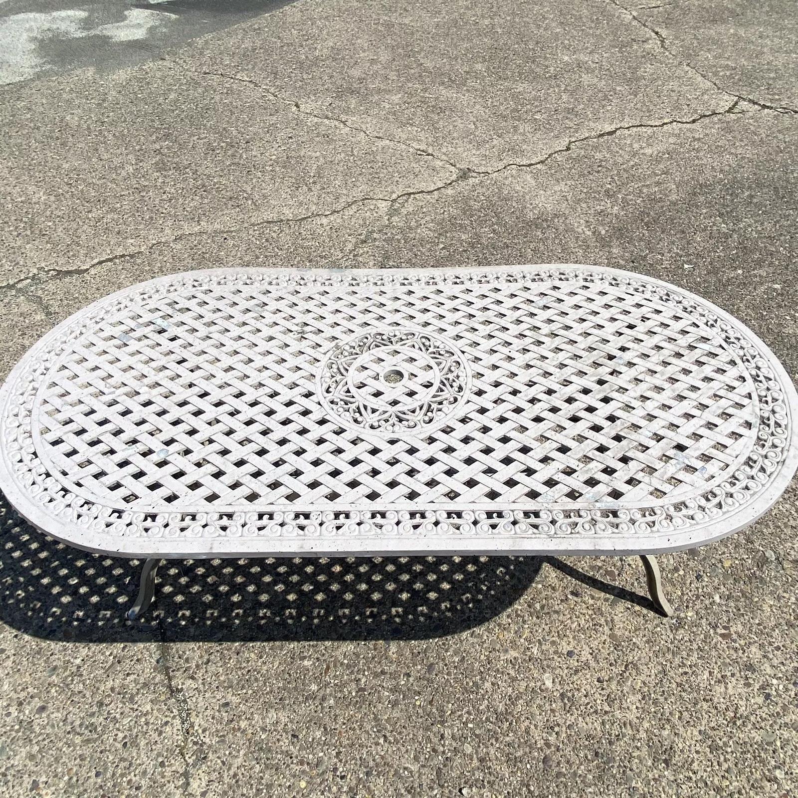 Juego de Mesa de Comedor para Patio Exterior Mallin de Aluminio Fundido Estilo Toscano Celosía Beige en Bueno estado para la venta en Philadelphia, PA
