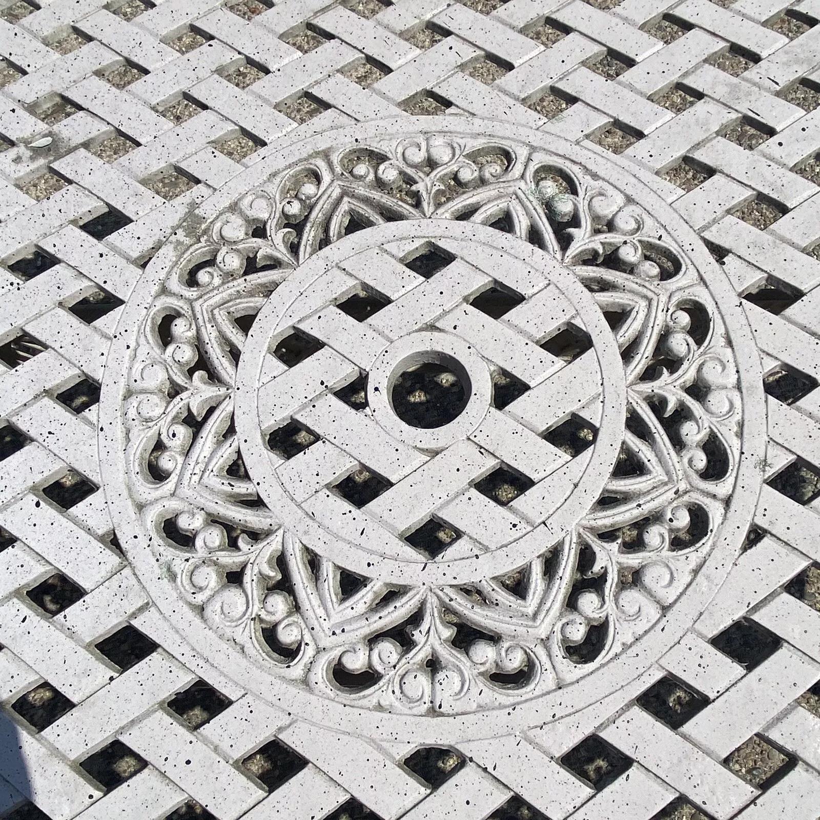Juego de Mesa de Comedor para Patio Exterior Mallin de Aluminio Fundido Estilo Toscano Celosía Beige siglo XX en venta