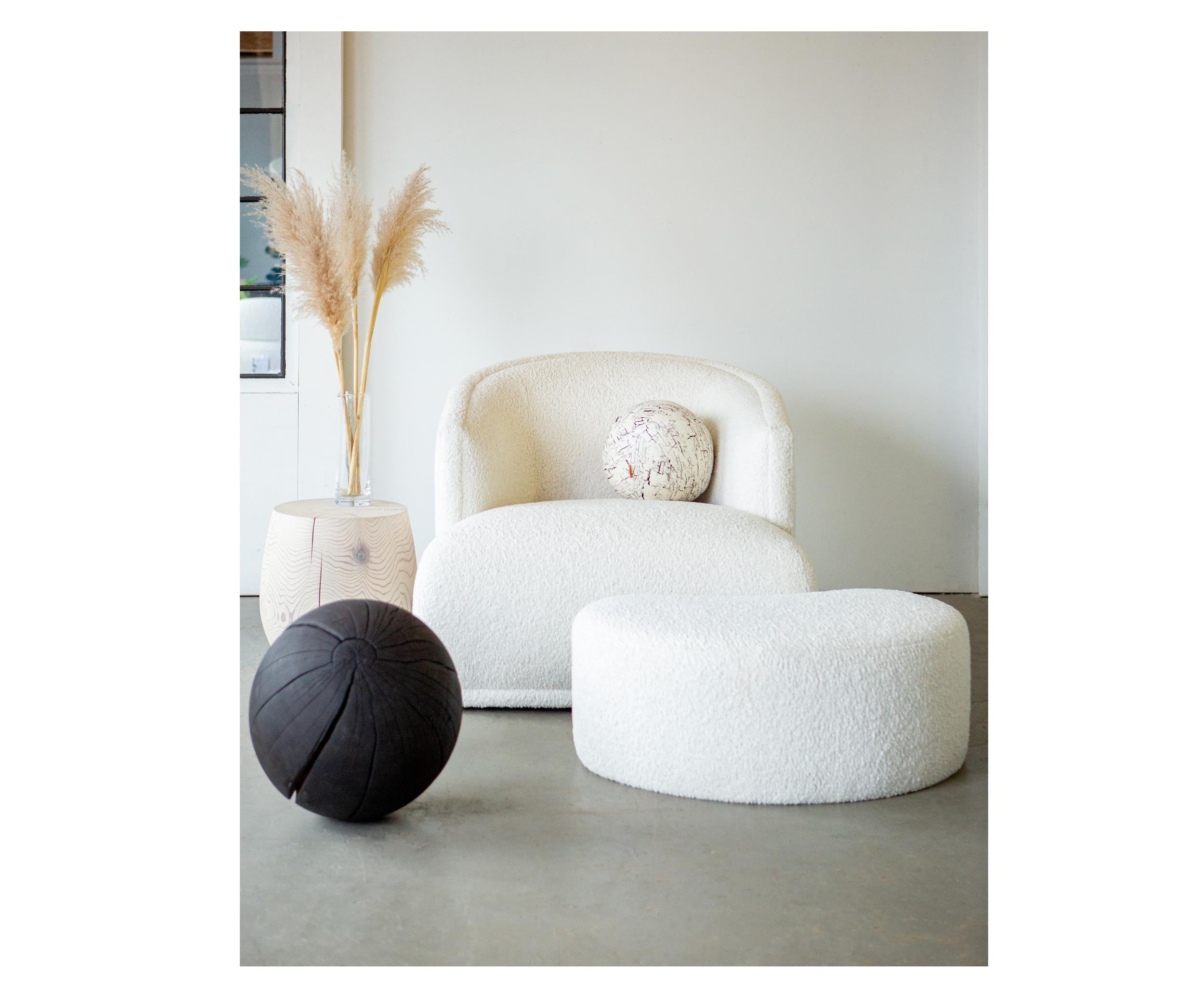La chaise pivotante Mallos n'est pas seulement une chaise, c'est une déclaration de style et de confort. Avec un design à la fois sophistiqué et accessible, il vous invite à vous sentir chez vous. Les courbes douces bercent votre corps, offrant un