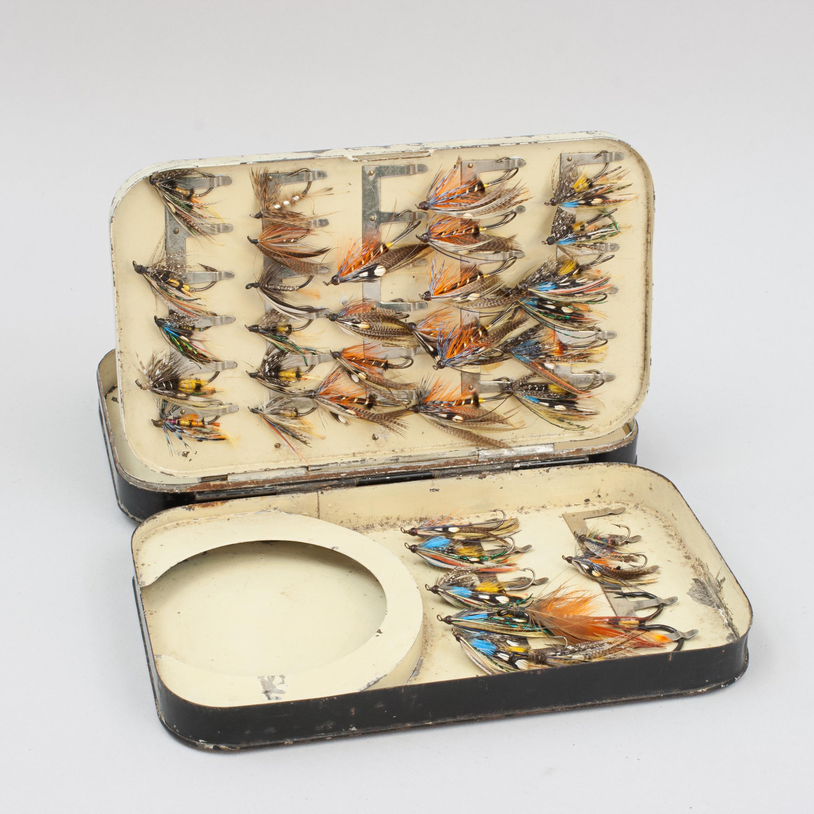 Lata de mosca de salmón japonesa de Malloch.
Una buena caja de moscas de hoja batiente japonizada en negro, de Malloch de Perth. El interior de color crema de esta caja para moscas está formado por 4 tableros, cada uno de ellos provisto de placas