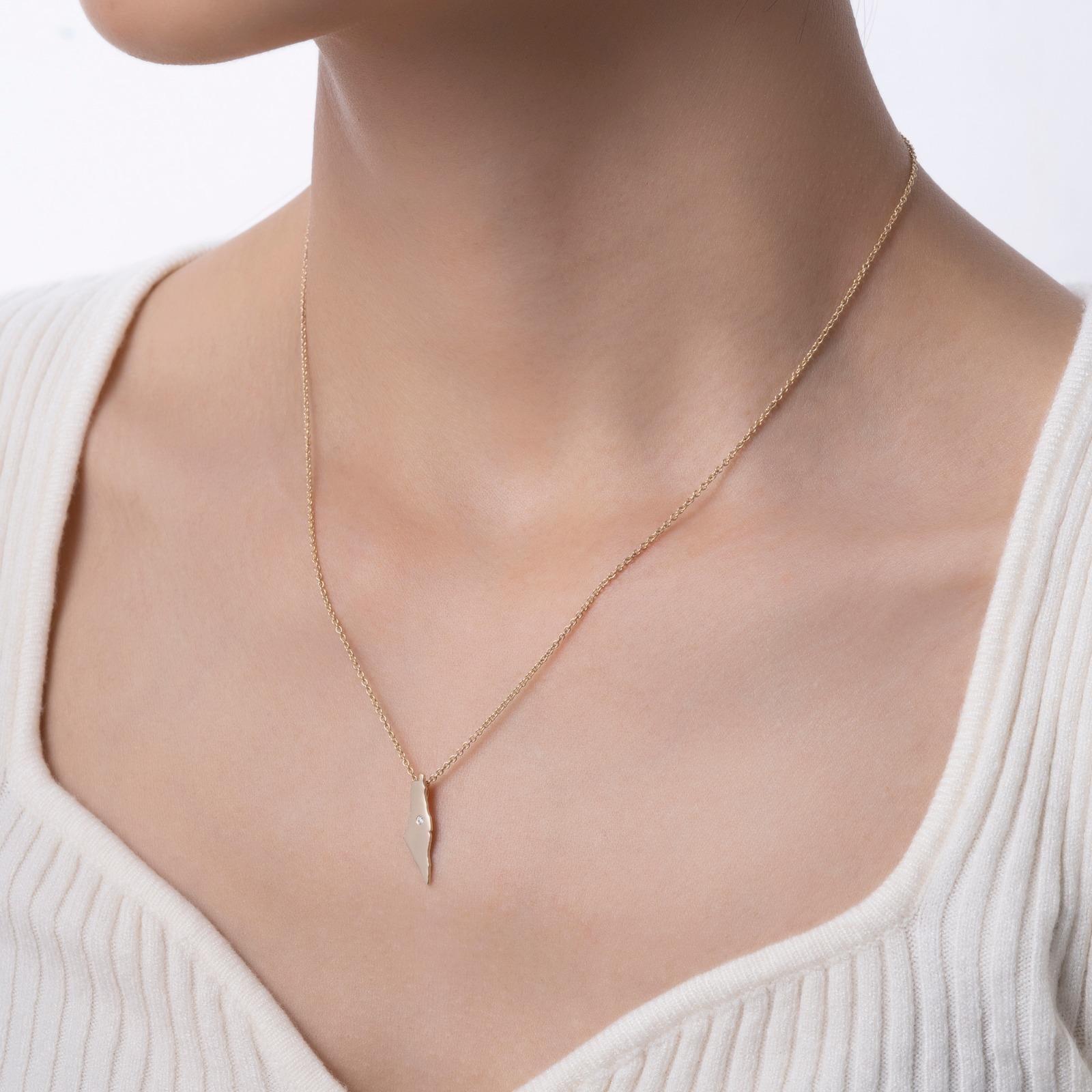 Questo elegante ciondolo a forma di mappa in oro giallo 14K con diamante rotondo è il pezzo perfetto per chi apprezza la bellezza senza tempo. Caratterizzato da un diamante tondo brillante naturale, aggiunge un tocco di raffinatezza a qualsiasi