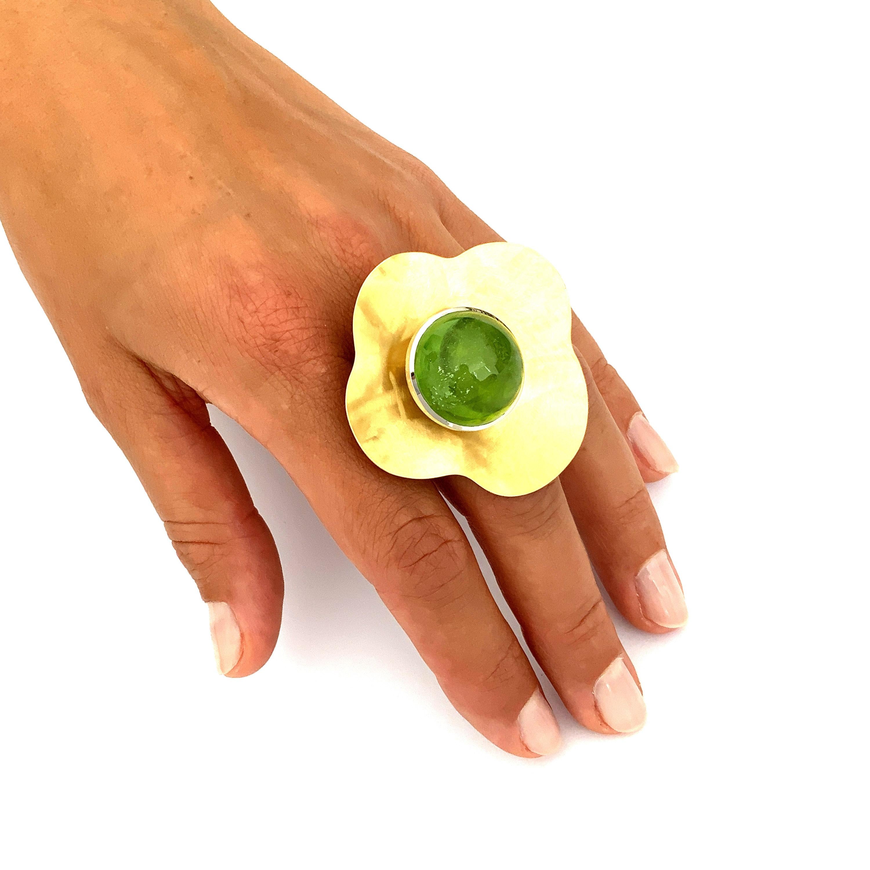 Georg Spreng - Mallow Ring 18 Karat Yellow Gold Round Green Peridot Cabochon In New Condition For Sale In Waldstetten, DE