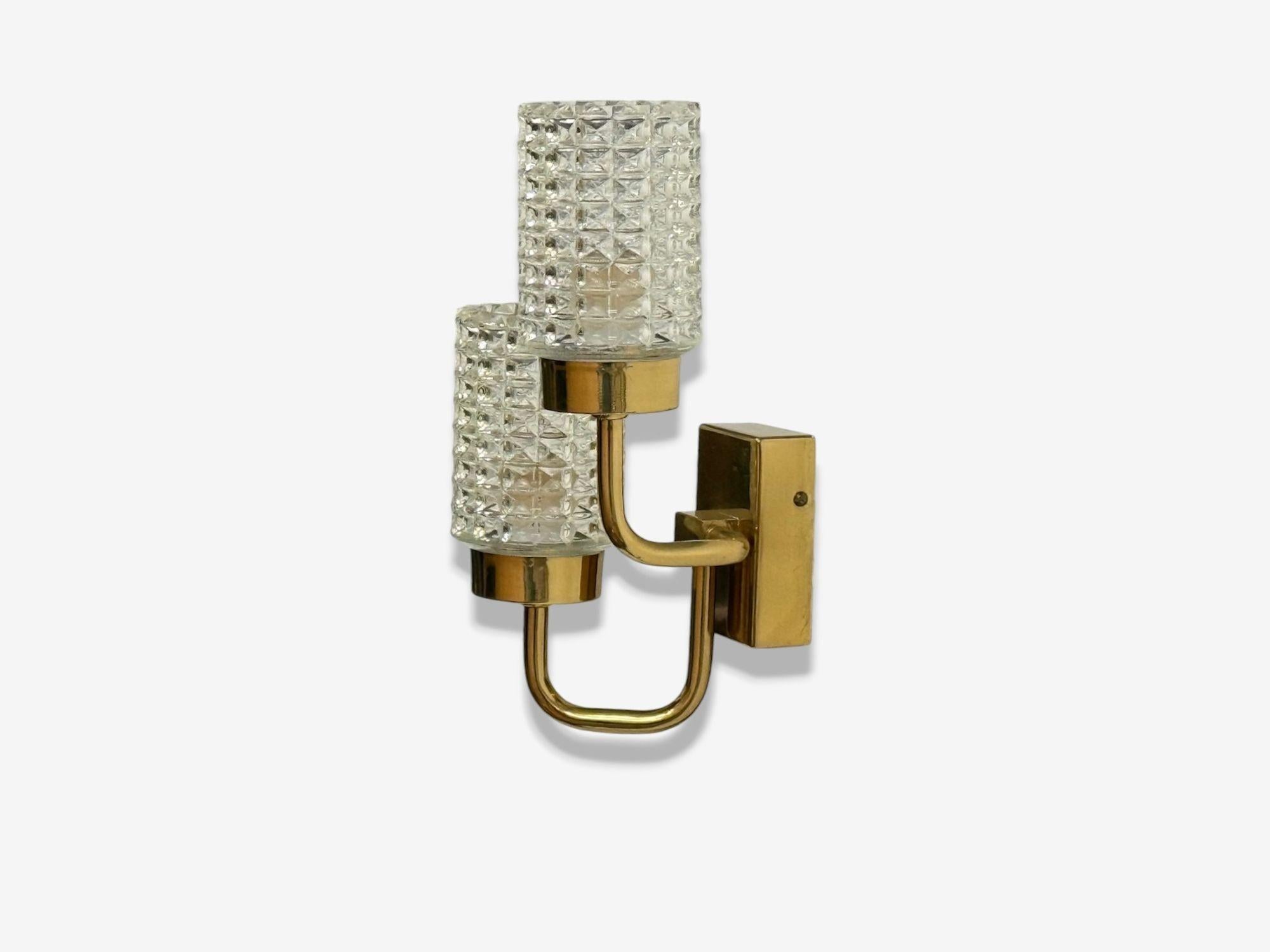 Malmö Metallvarufabrik, Glass, Patinated Brass, Wall Sconces, Sweden, 1960s

Pair of wall sconces designed and produced by Malmö Metallvarufabrik in Scandinavia in the second half of the 20th century. Each example maintains it's original