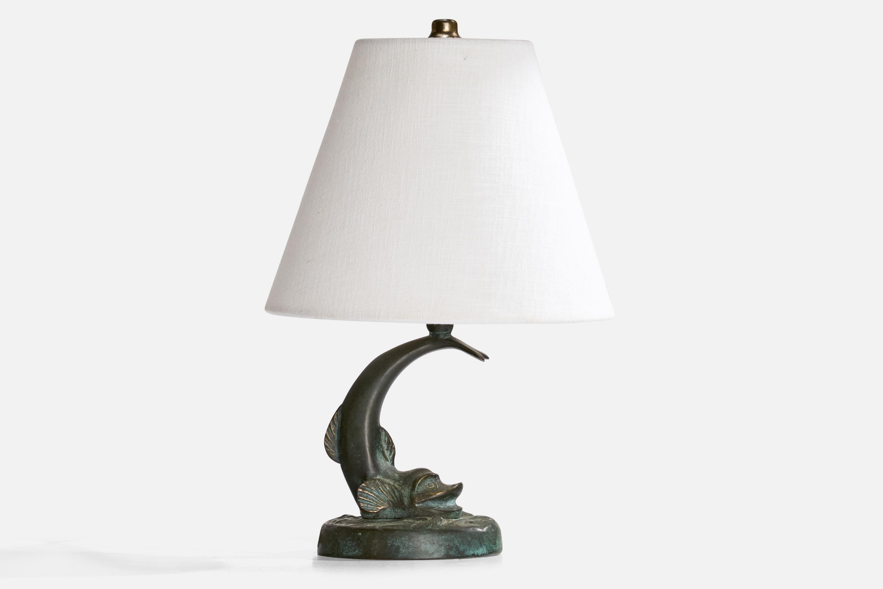 Lampe de table en bronze produite par Malmö Metallvarufabrik, Suède, années 1930.

Dimensions de la lampe (pouces) : 8.75
