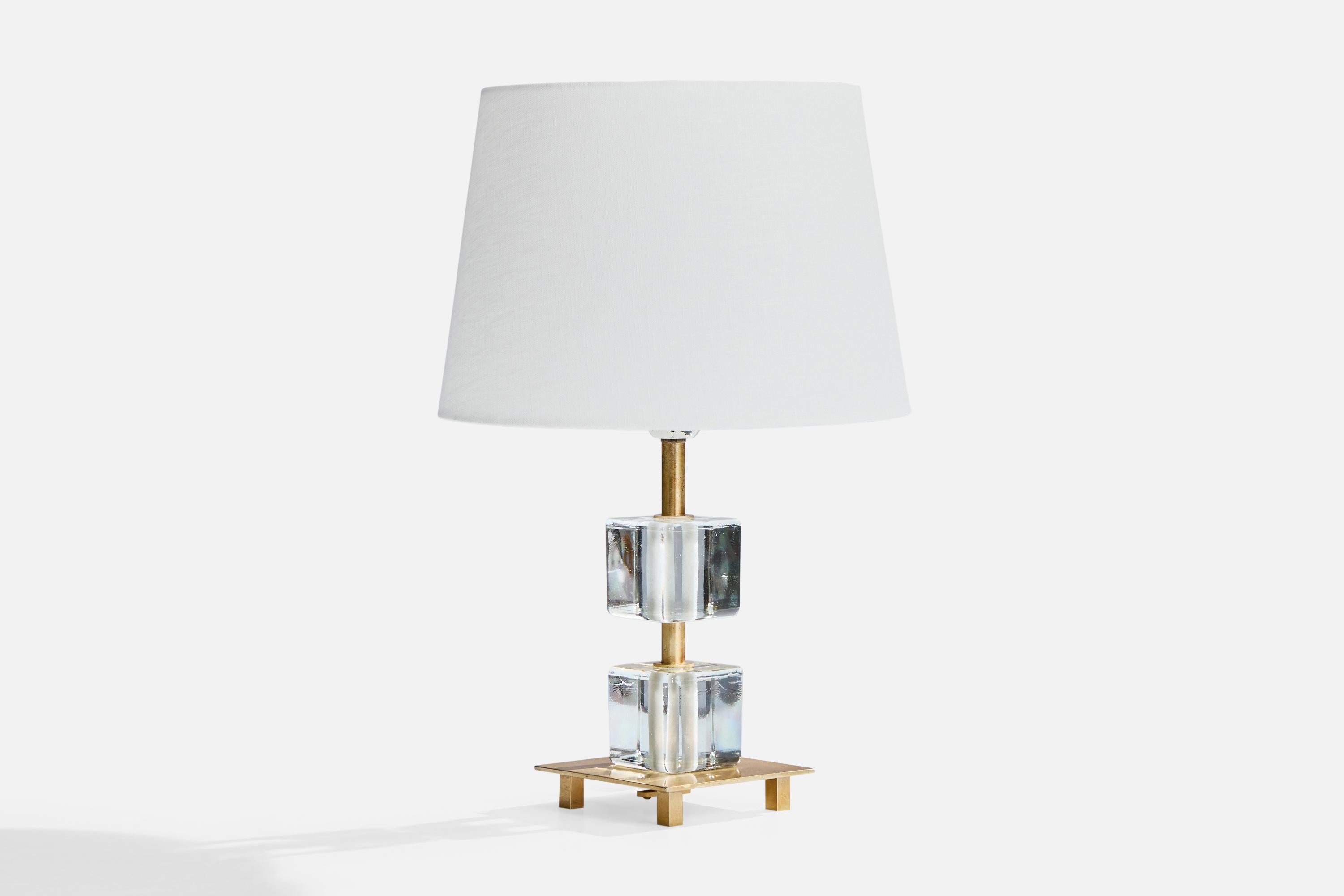 Lampe de table en laiton et verre produite par Malmö Metallvarufabrik, Suède, c. 1950.

Lampe sans abat-jour : 10.75 