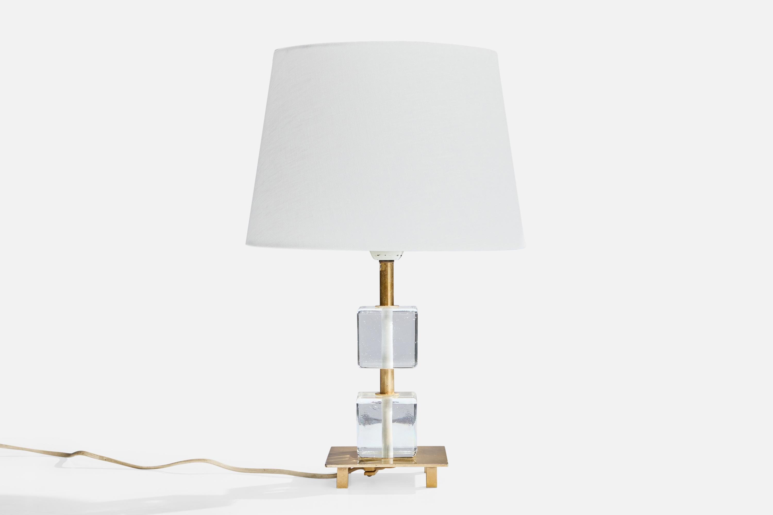 Suédois Malmö Metallvarufabrik, lampe de table, verre, laiton, Suède, années 1950 en vente