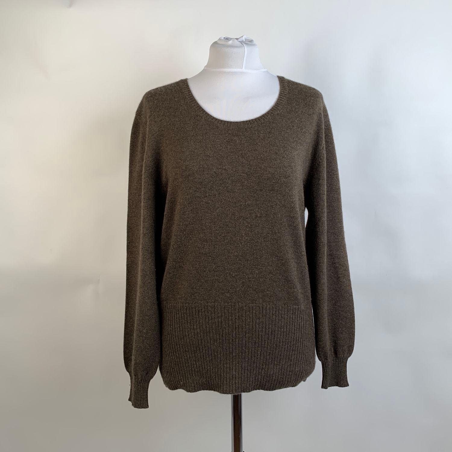Malo brown cashmere jumper sweater. It features a round neckline and long sleeve styling. Composition: 100% Cashmere. Made in Italy. Size: 46 IT(The size shown for this item is the size indicated by the designer on the label). It should correspond