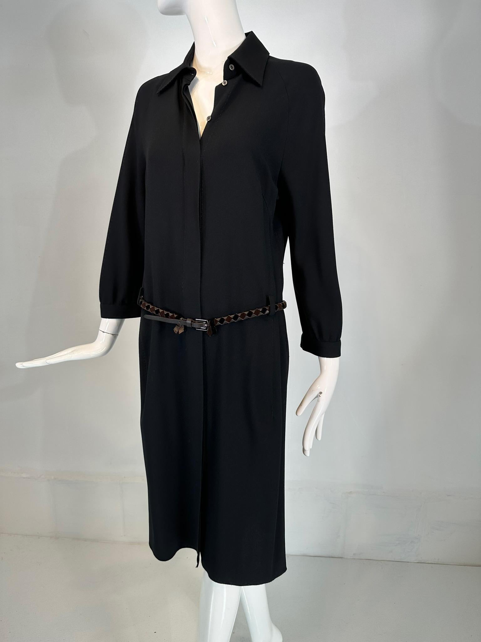 Malo Made in Italy Vestido negro de crepé con tapeta delantera y cinturón de piel trenzada en venta 5