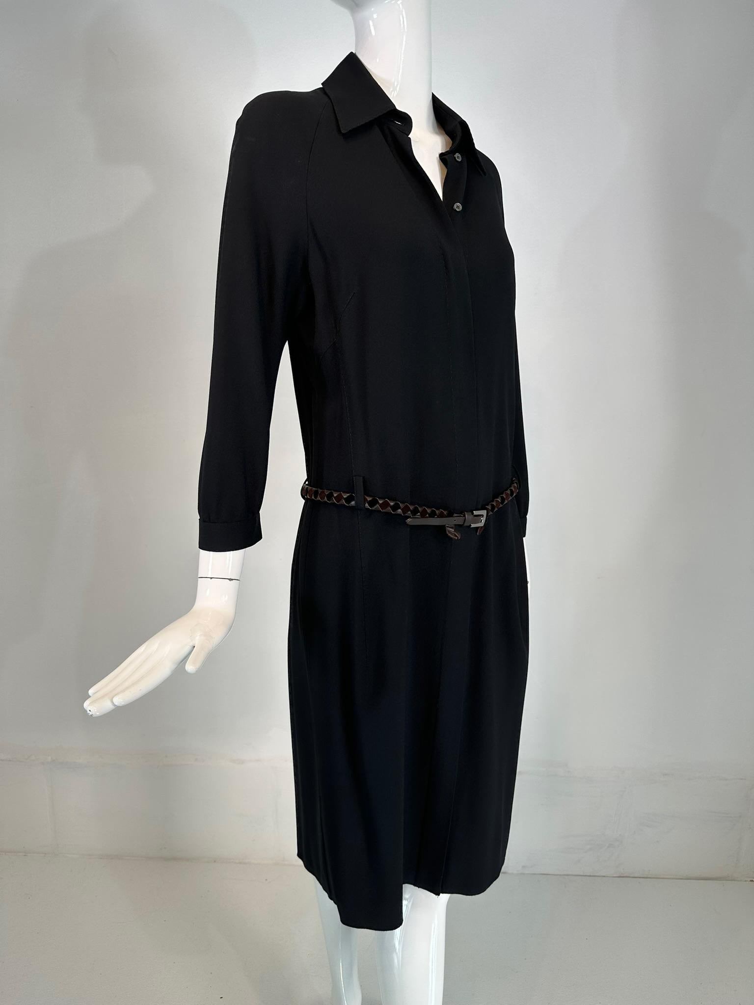 Malo made in Italy vestido negro de crepé con botones delanteros y cintura caída. Vestido de manga brazalete con puños de banda, cuello de ala y tapeta de botones oculta delante. El vestido tiene bonitos detalles de puntadas en toda la parte