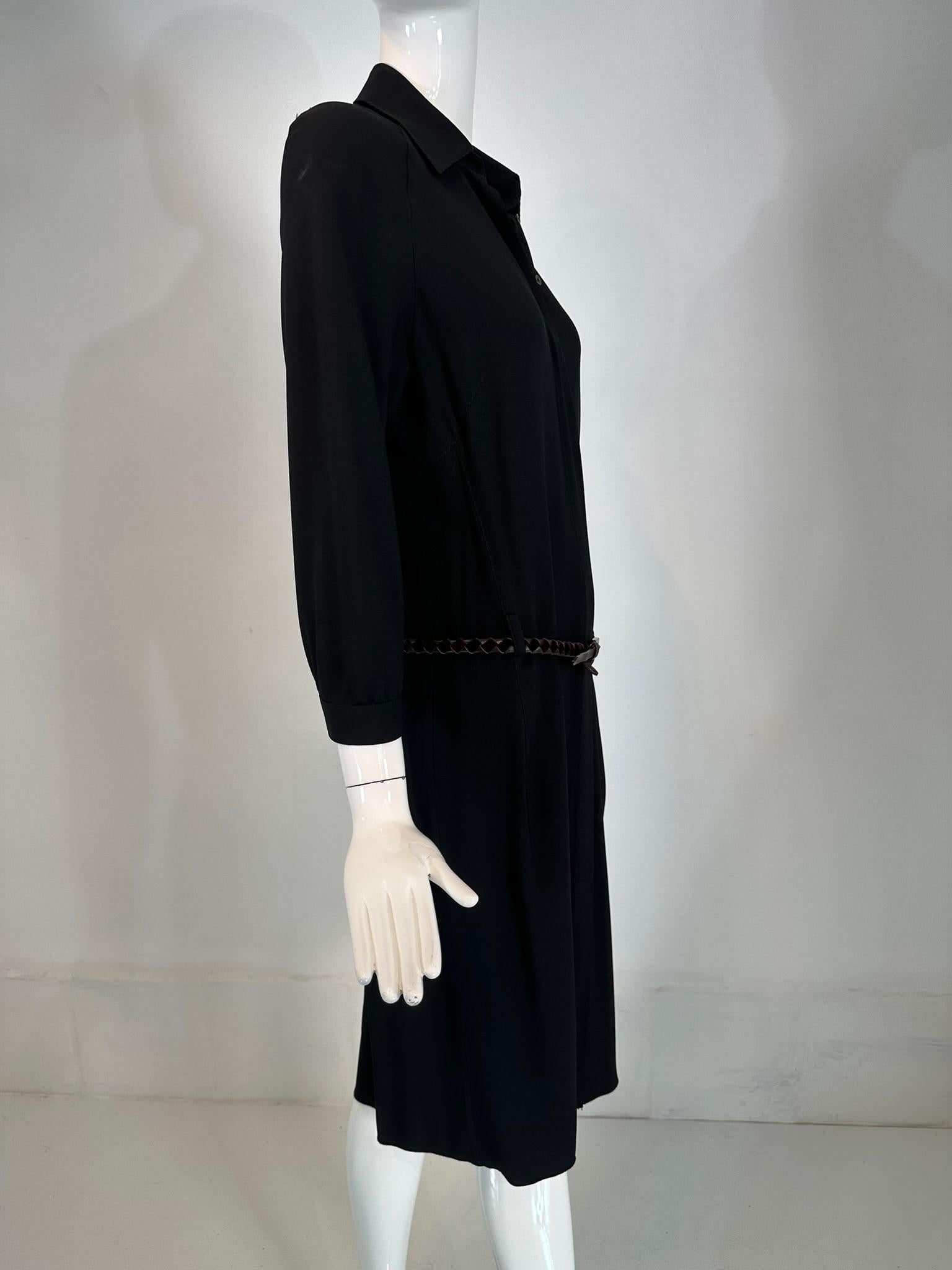 Malo Made in Italy Vestido negro de crepé con tapeta delantera y cinturón de piel trenzada Negro en venta