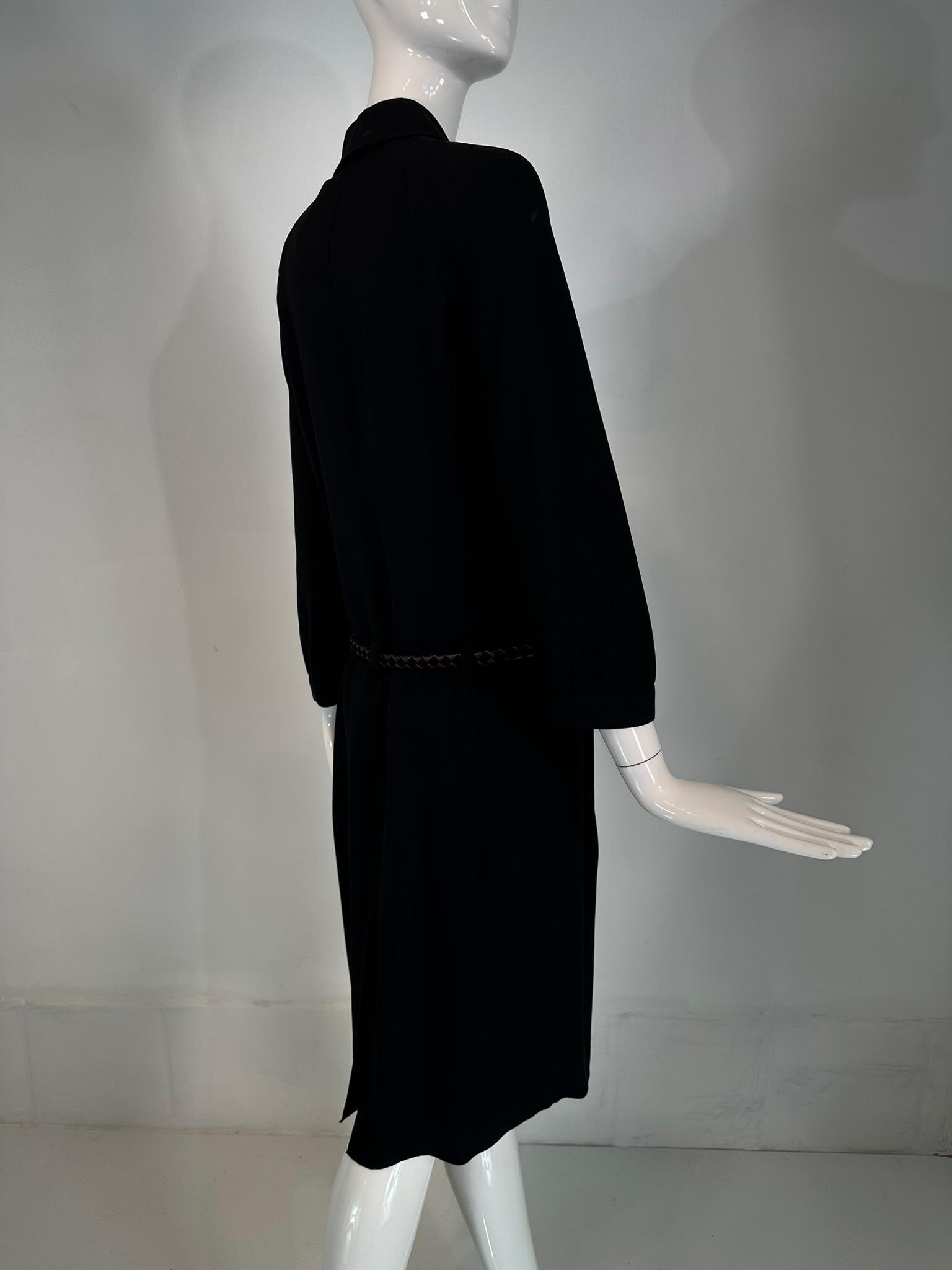 Malo Made in Italy Vestido negro de crepé con tapeta delantera y cinturón de piel trenzada en Excelente estado para la venta en West Palm Beach, FL