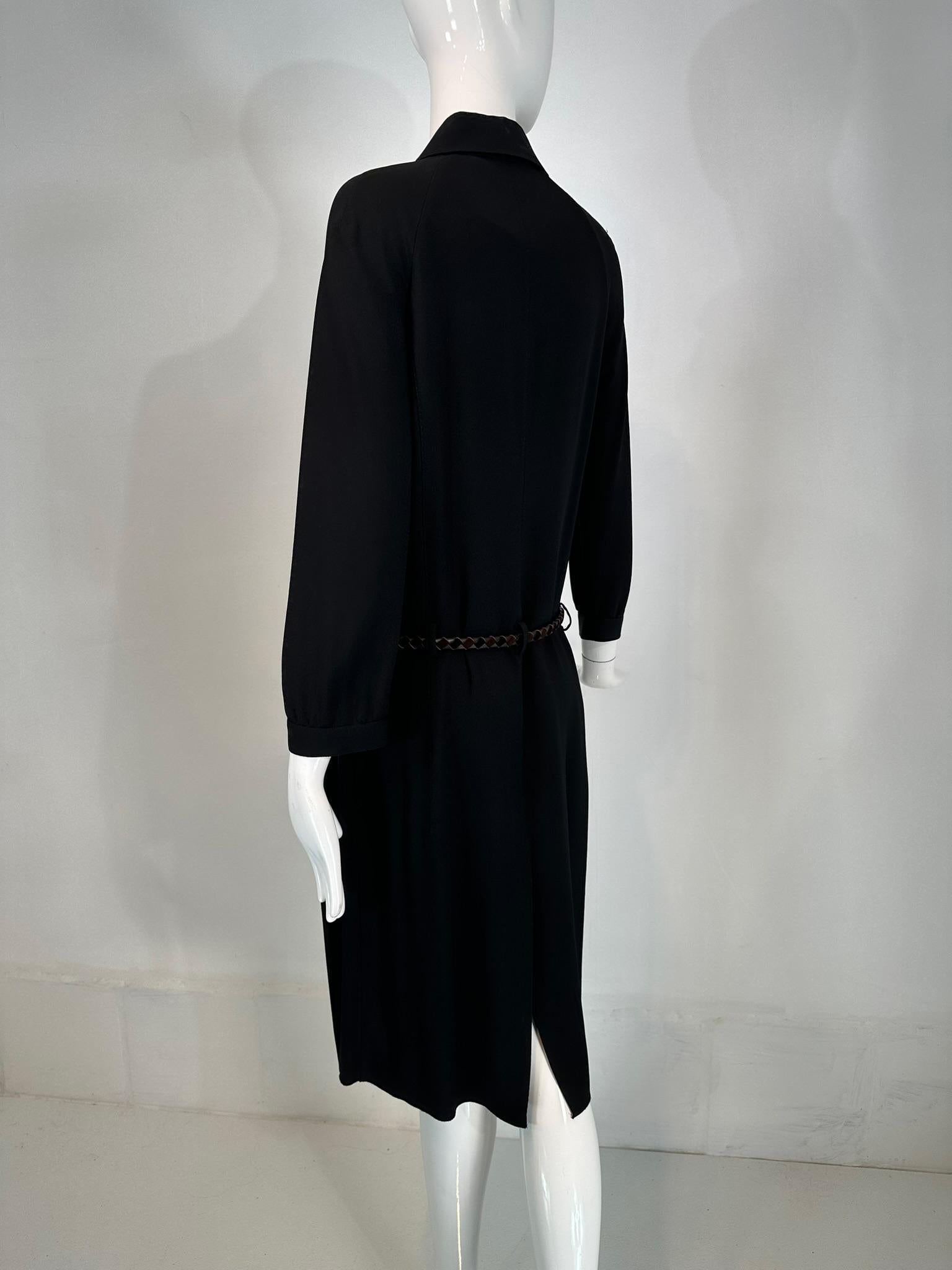 Malo Made in Italy Vestido negro de crepé con tapeta delantera y cinturón de piel trenzada en venta 1