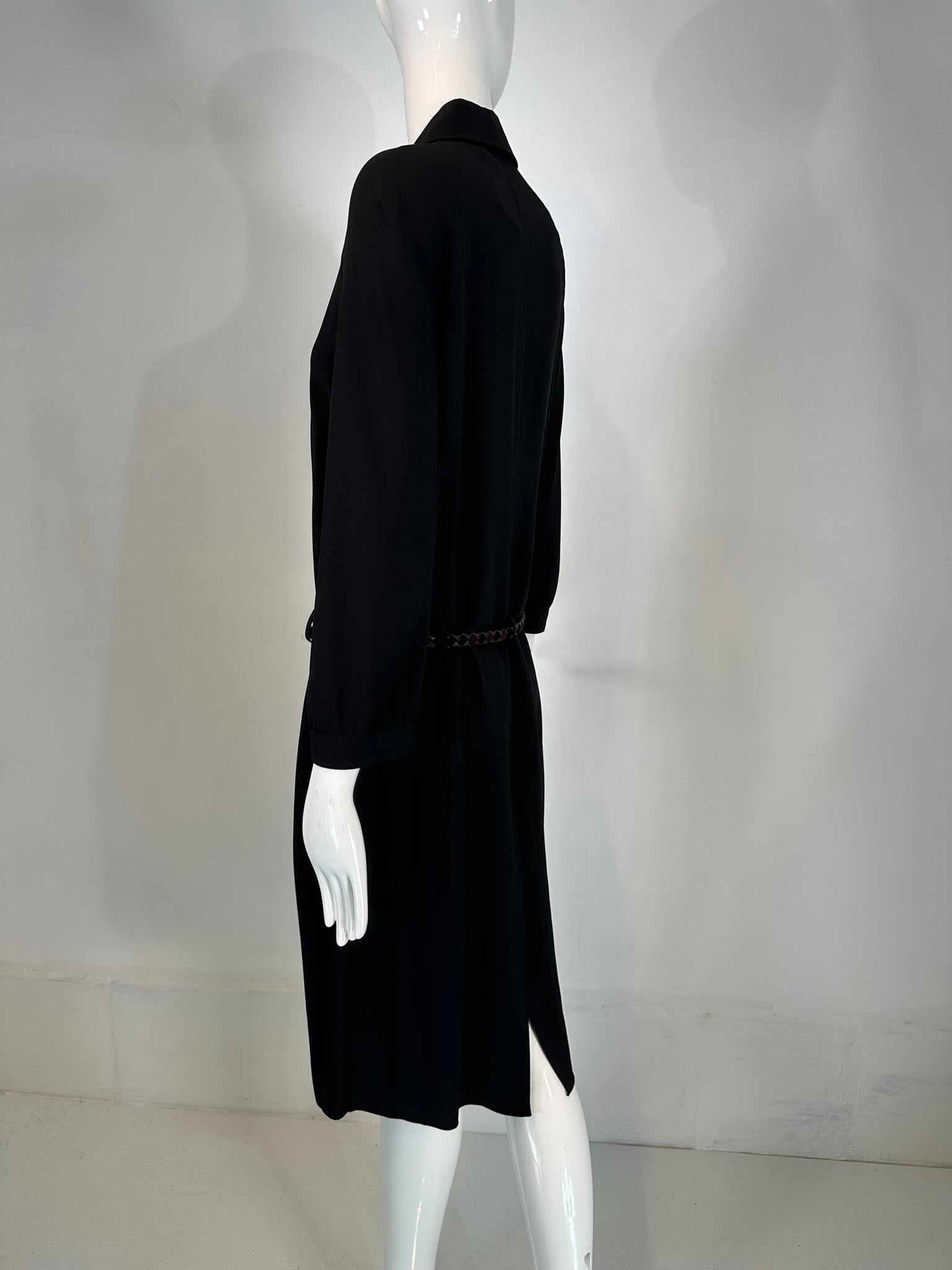 Malo Made in Italy Vestido negro de crepé con tapeta delantera y cinturón de piel trenzada en venta 2