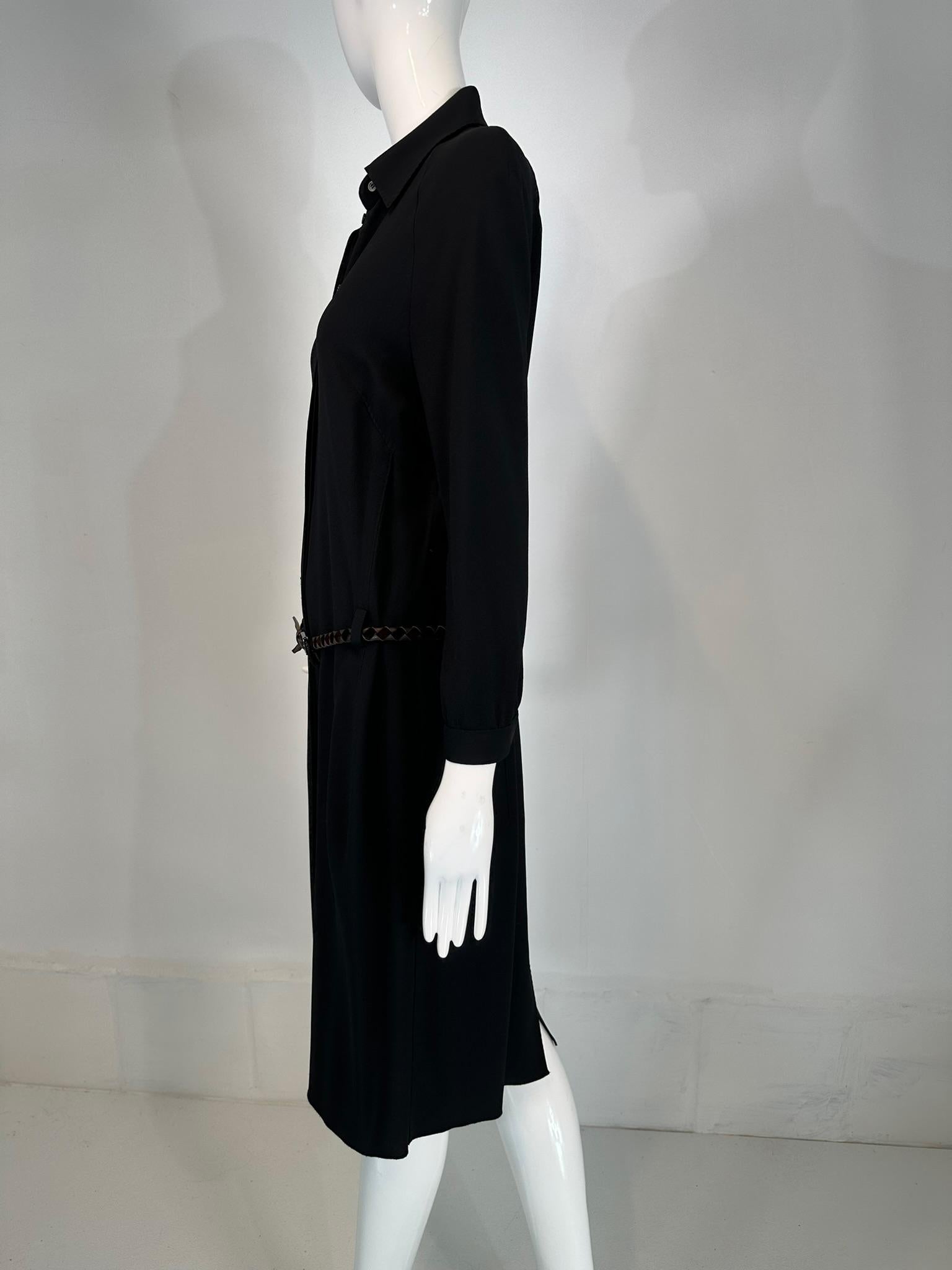 Malo Made in Italy Vestido negro de crepé con tapeta delantera y cinturón de piel trenzada en venta 3
