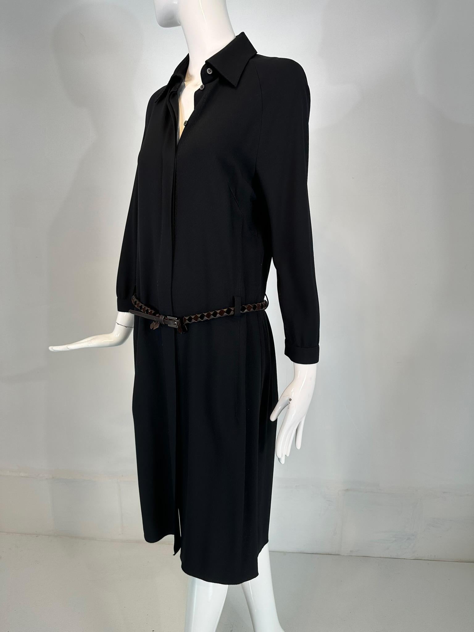 Malo Made in Italy Vestido negro de crepé con tapeta delantera y cinturón de piel trenzada en venta 4