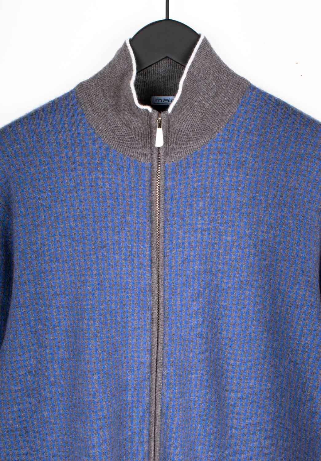 Controlla le mie altre inserzioni. Ho molti altri abiti firmati in vendita. Aperto a qualsiasi offerta.
L'articolo in vendita è 100% autentico Malo Full Zipper Men Sweater, DU0
Colore: blu grigio
(Il colore effettivo può variare leggermente a causa