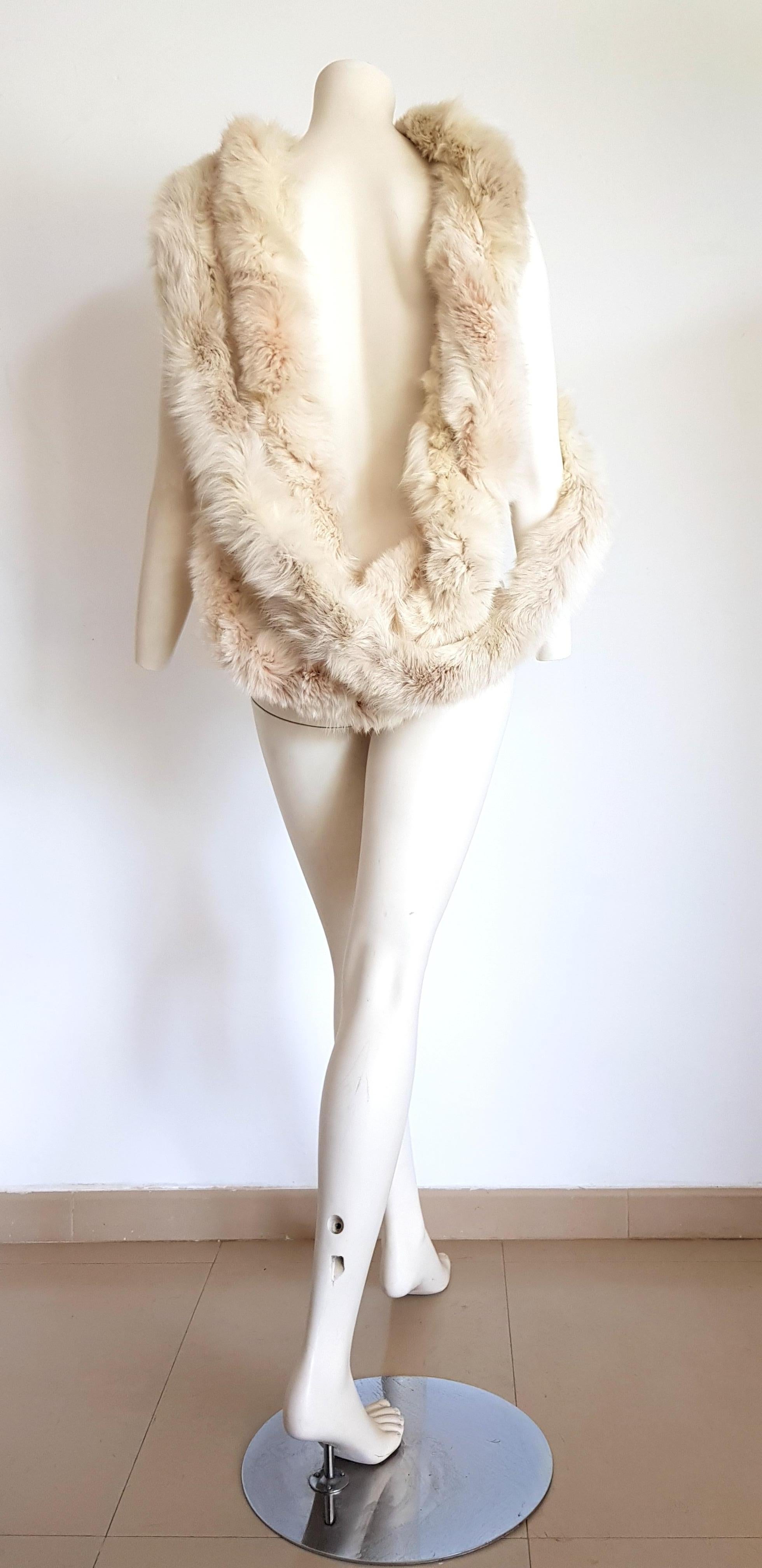 MALO Cream Wild Arctic Silver Fox Round Shape Fur Scarf - Unworn, New.
The cream color in silver fox is very rare and esteemed.

SIZE:
Lenght, or total circunference: 720 cm.
Diameter: 10 cm.
TO CONVERT: cm x 0.39 = inch.
By 