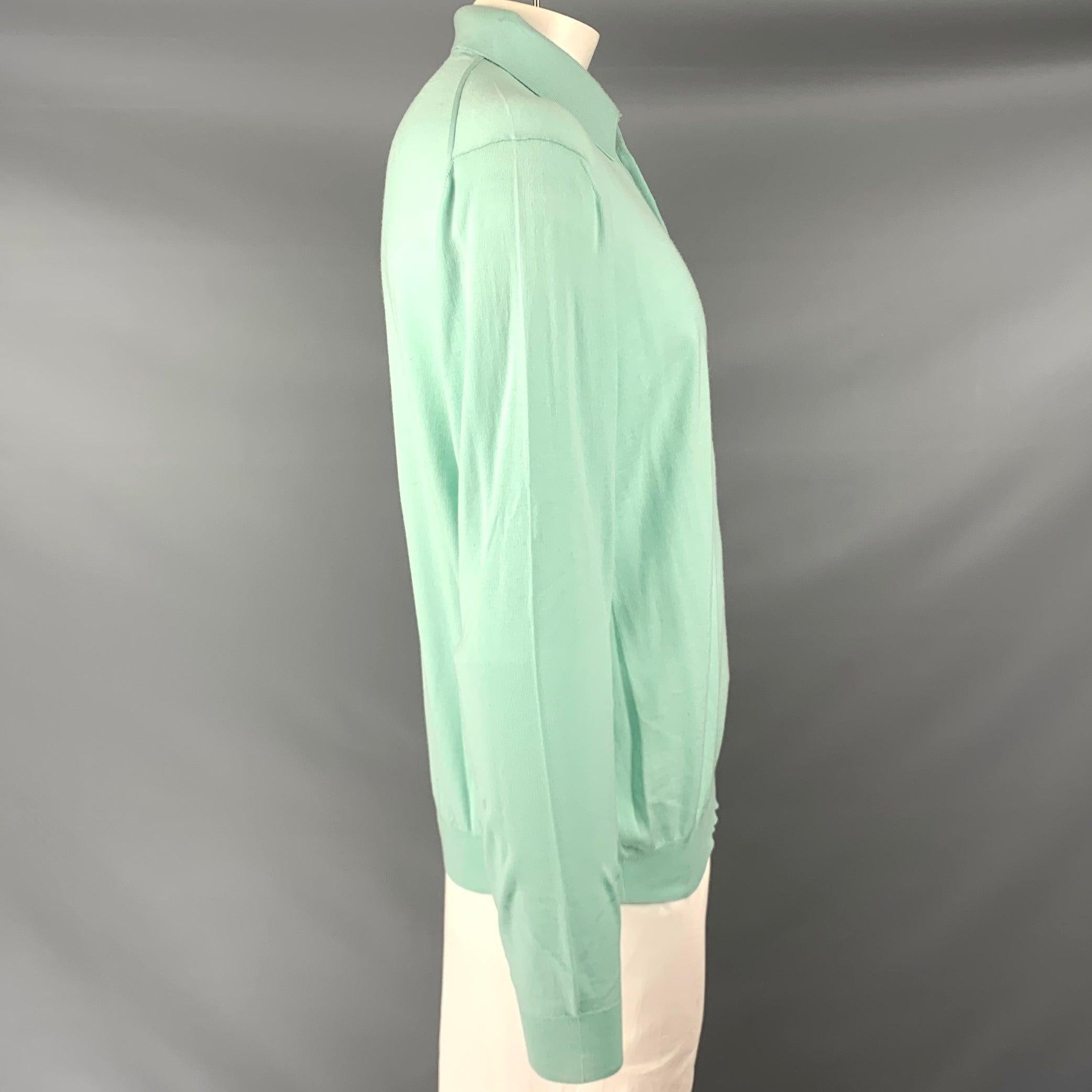 Polo MALO
en punto de lana verde menta, con cuello abierto, mangas largas y media tapeta abotonada. Made in Italy. Muy buen estado de conservación. Pequeños signos de desgaste. 

Marcado:   IT 56 

Medidas: 
 
Hombro 17 pulgadas Pecho: 46 pulgadas