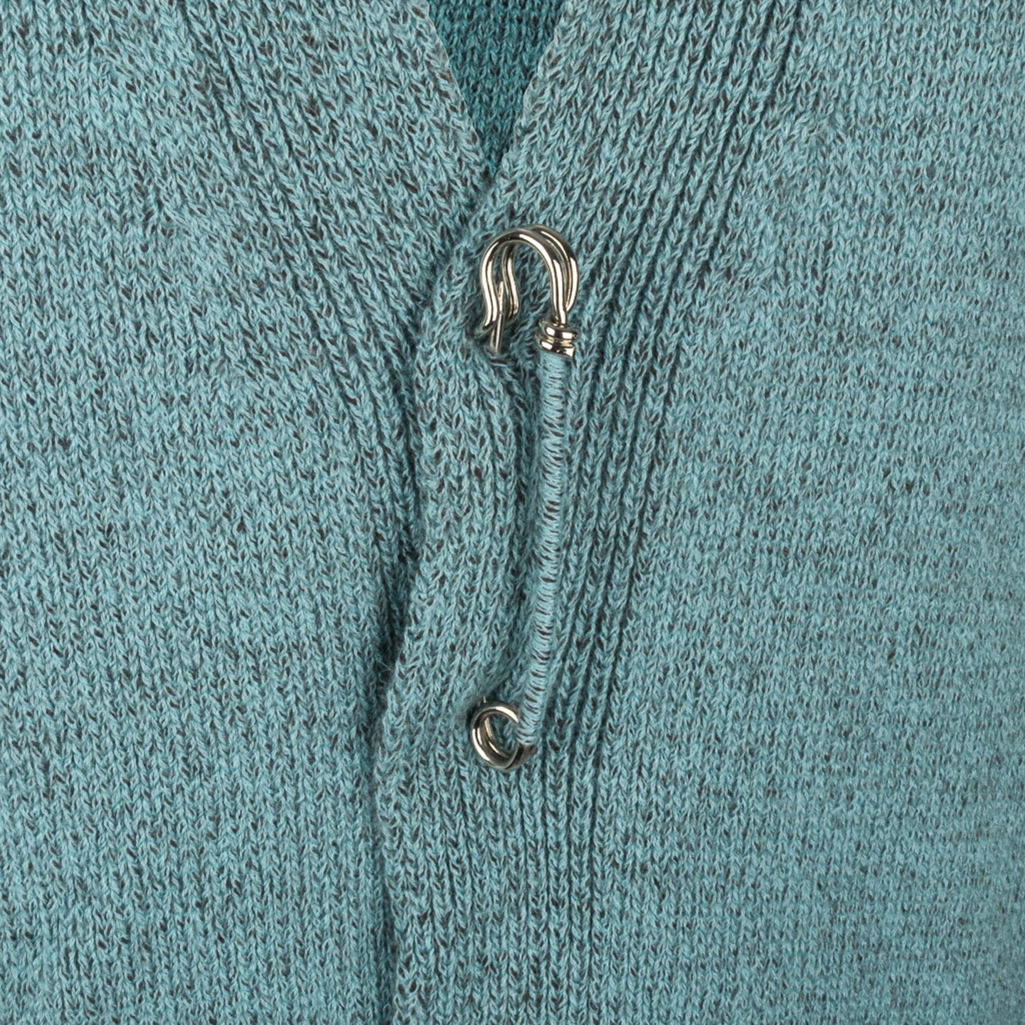 Mightychic offers a Malo deep V neck pullover cashmere sweater.
Fabulous, soft muted blue flecked with brown.
Over sized safety pin in front.
Sleeves have a knit detail down the sides. Drop Shoulder.
Fabric is cashmere.
final sale
Private and
