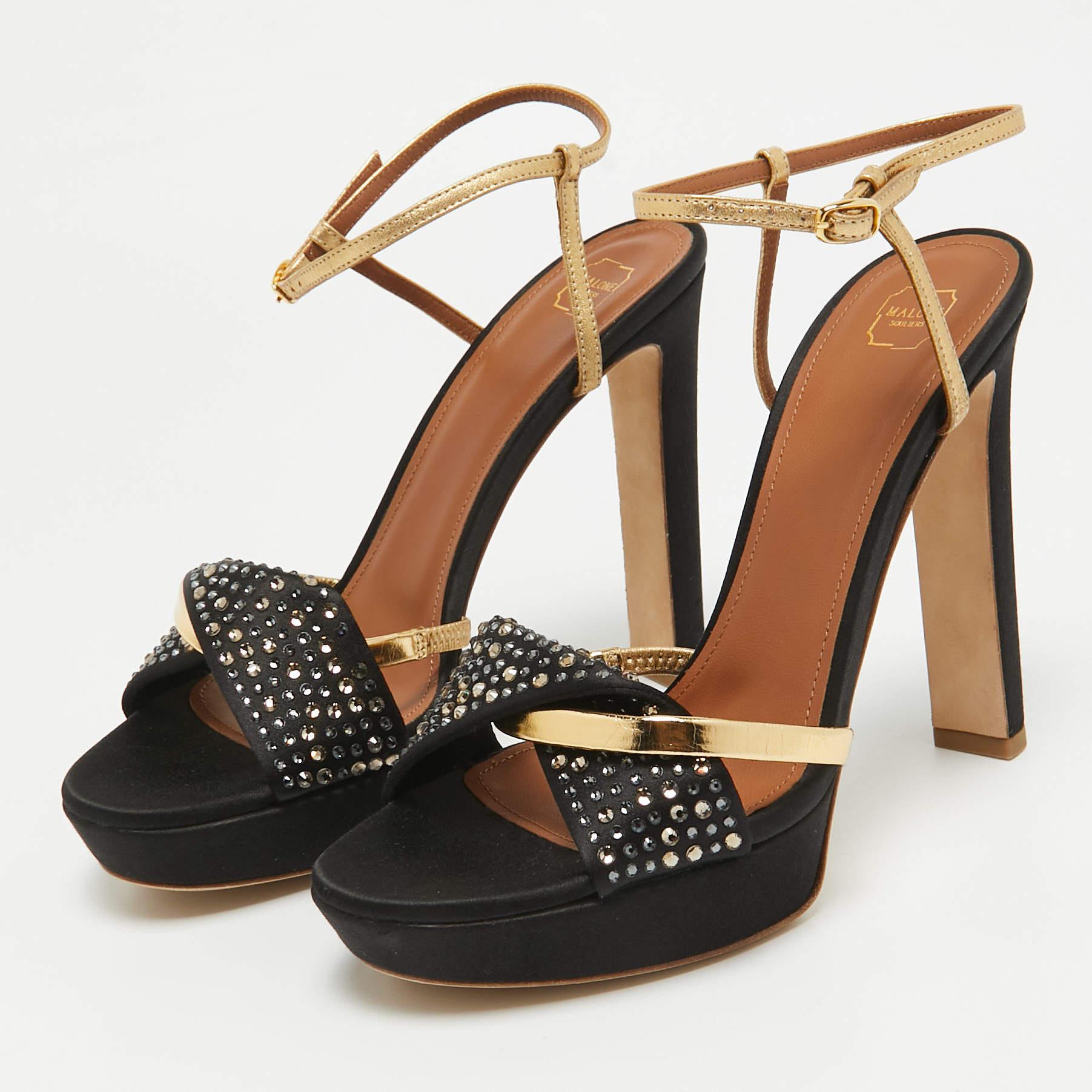 These sandals will frame your feet in an elegant manner. Crafted from quality materials they display a classy design and comfortable insoles.