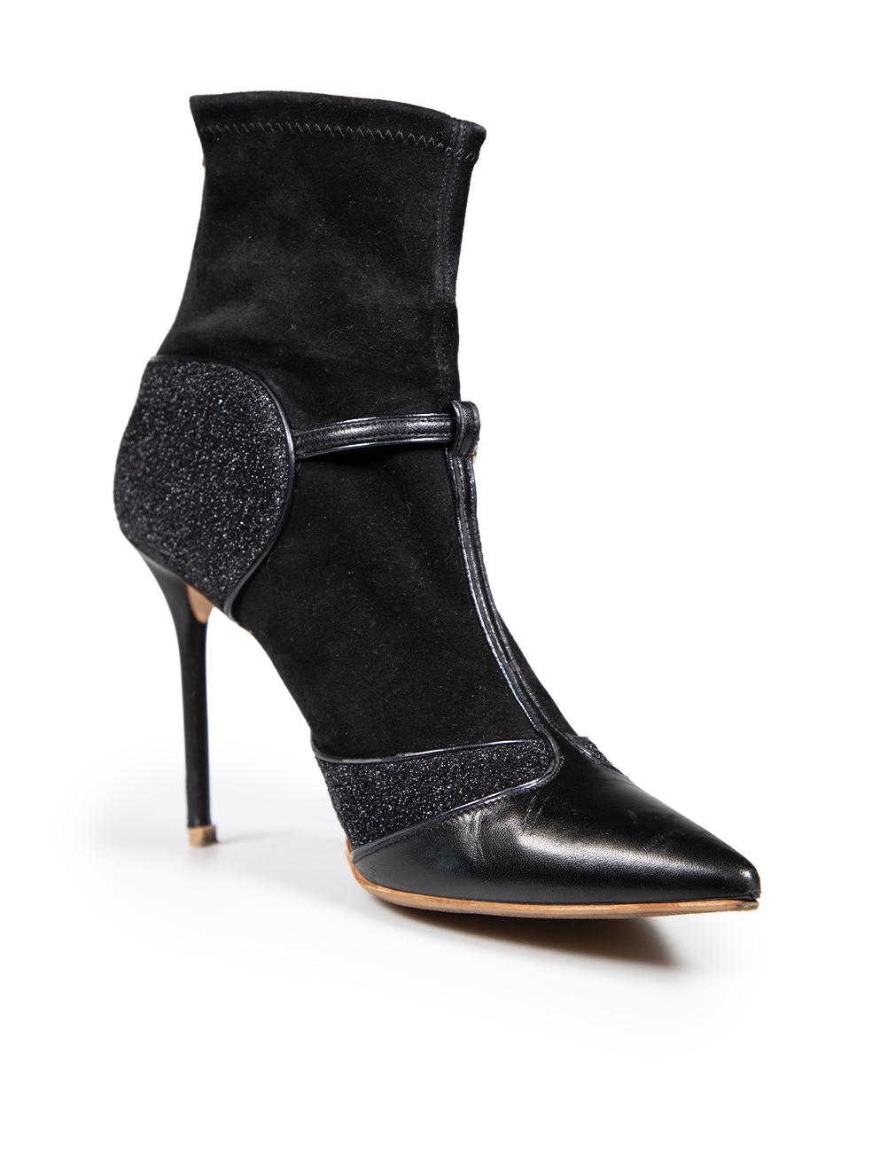 L'ÉTAT est bon. L'usure générale des bottes est évidente. Signes modérés d'usure aux deux talons avec abrasion à la tige du talon et aux bouts des orteils des deux chaussures, une décoloration est également visible sur la semelle de la chaussure
