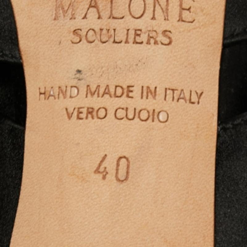 Estas sandalias Malone Souliers son ideales para salir a cenar. Fabricadas en satén, las cómodas sandalias negras lucen impresionantes adornos de cristal en las tiras delanteras. Se completan con puntera en punta y tacón bajo.