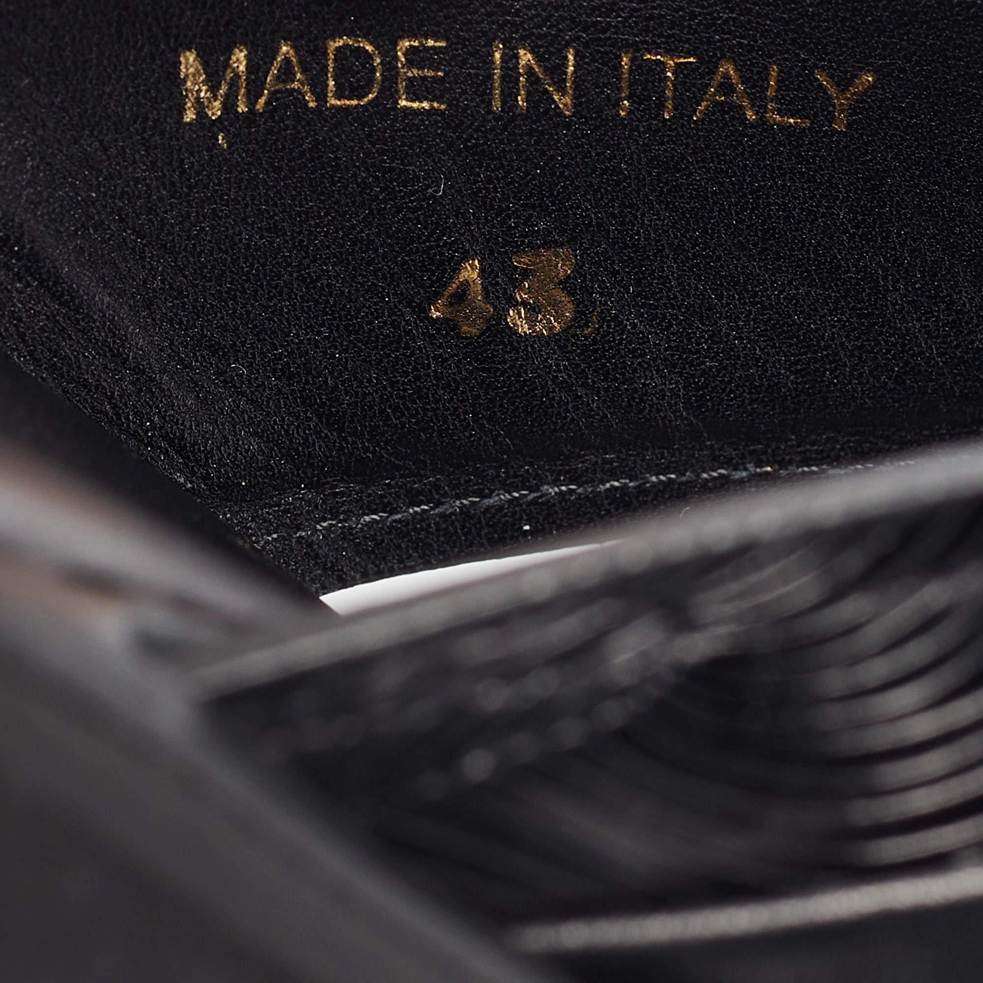 Malone Souliers Slides en cuir texturé noir Taille 43 Neuf - En vente à Dubai, Al Qouz 2