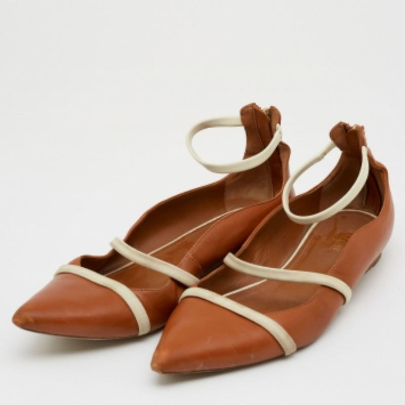 Malone Souliers crea calzado que encarna lo mejor de la artesanía zapatera y el diseño inimitable. Se han fabricado en piel. Este par de bailarinas Robyn, definidas por una línea superior ondulada, puntera puntiaguda y la característica correa que