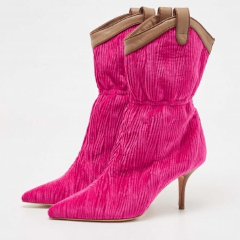 Stiefel sind ein unverzichtbarer Bestandteil Ihrer Garderobe, und diese aus hochwertigen Materialien gefertigten Stiefel sind eine gute Wahl. Dieses Paar mit den robusten Sohlen bietet das Beste an Komfort und Stil und passt hervorragend zu Skinny