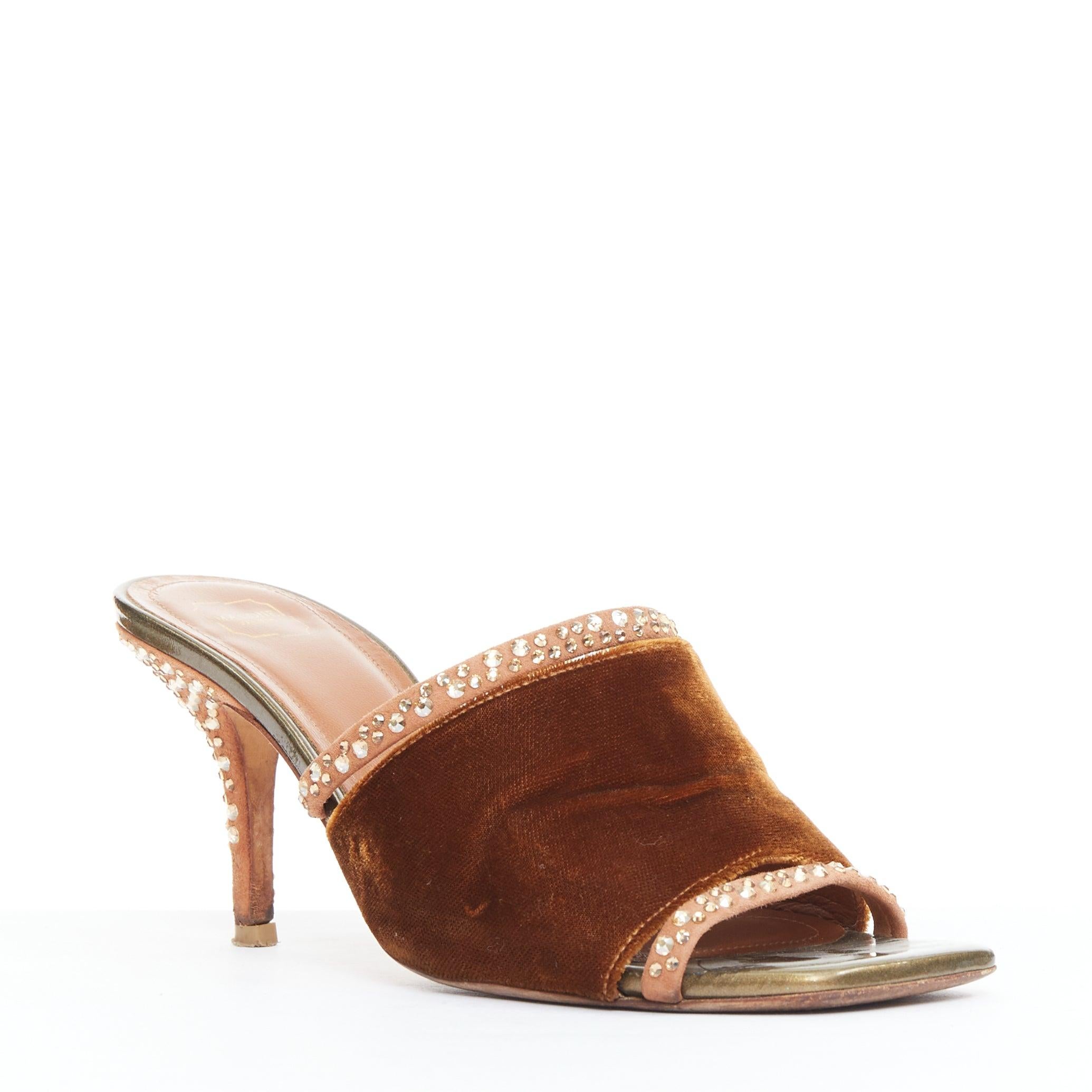 MALONE SOULIERS brauner Samt mit Strassbesatz, quadratisch, offene Zehenpantoletten EU35.5
Referenz: JACG/A00224
Marke: Malone Souliers
MATERIAL: Samt
Farbe: Braun, Klar
Muster: Kristalle
Verschluss: Slip On
Innenfutter: Braunes Leder
Zusätzliche