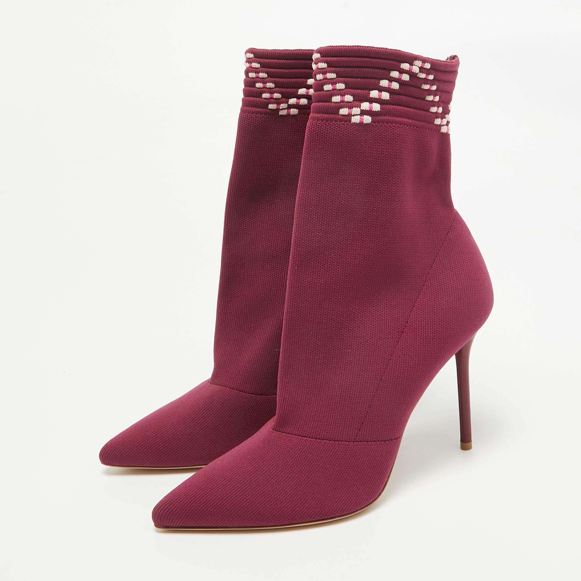 Las botas son una parte esencial de tu vestuario y estas botas fabricadas con materiales de primera calidad son una buena elección. Ofreciendo lo mejor de la comodidad y el estilo, este par de suela resistente quedaría genial con unos vaqueros