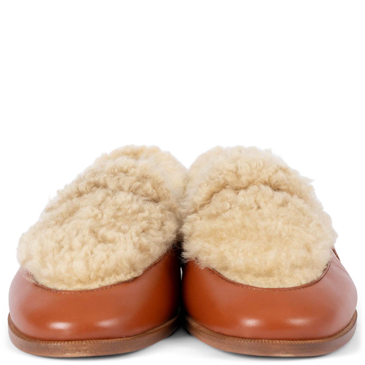 This 100% authentic Malone Souliers Lia 2 loafers in beige shearling and cognac brown smooth leather offer a perfect blend of comfort and sophistication. Featuring a classic loafer silhouette, they combine luxurious materials with effortless style,