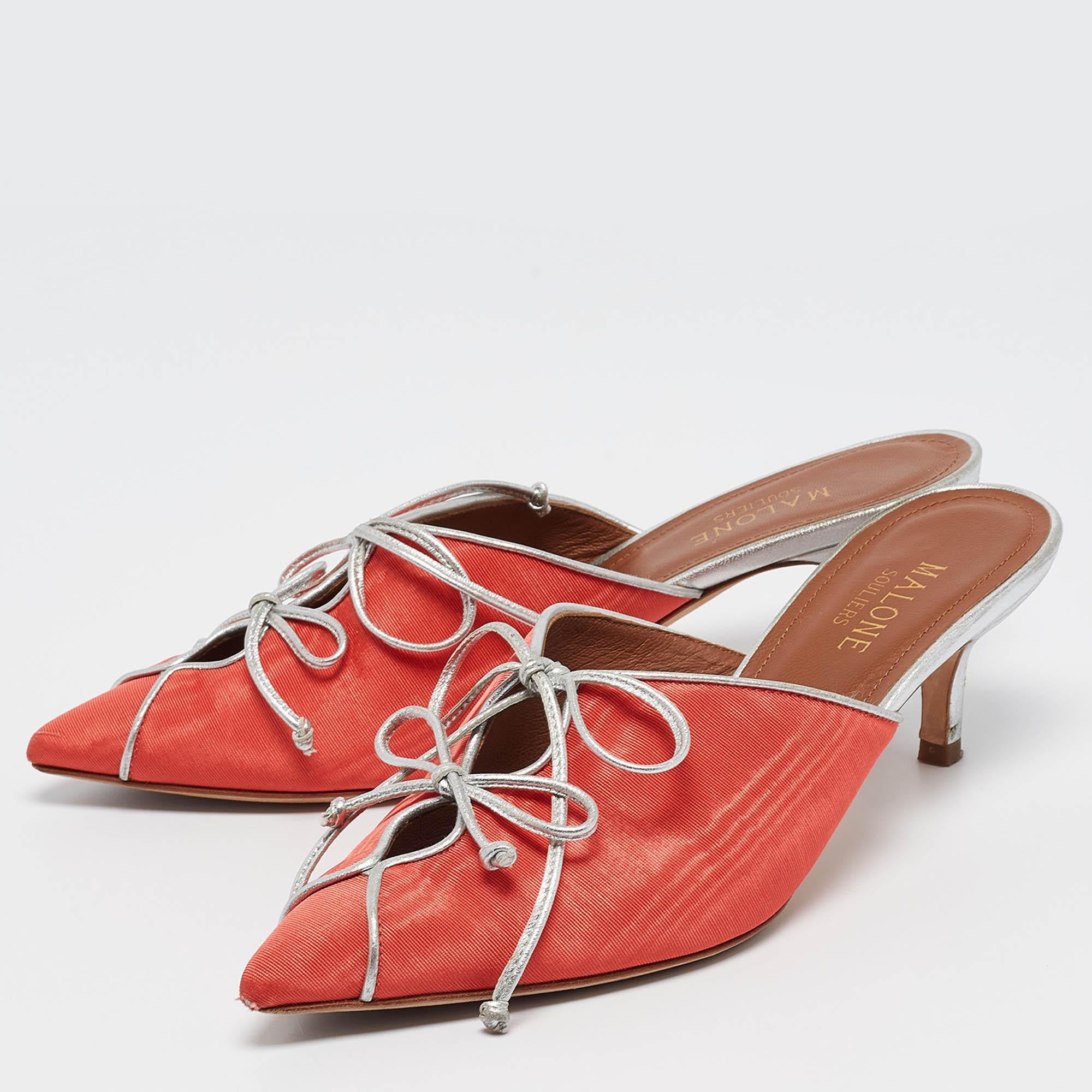 Mélange parfait de style luxueux et de confort, ces mules de créateurs sont fabriquées à partir de matériaux de qualité et encadrent vos pieds de la manière la plus élégante qui soit. Ils peuvent être associés à une multitude de tenues de votre