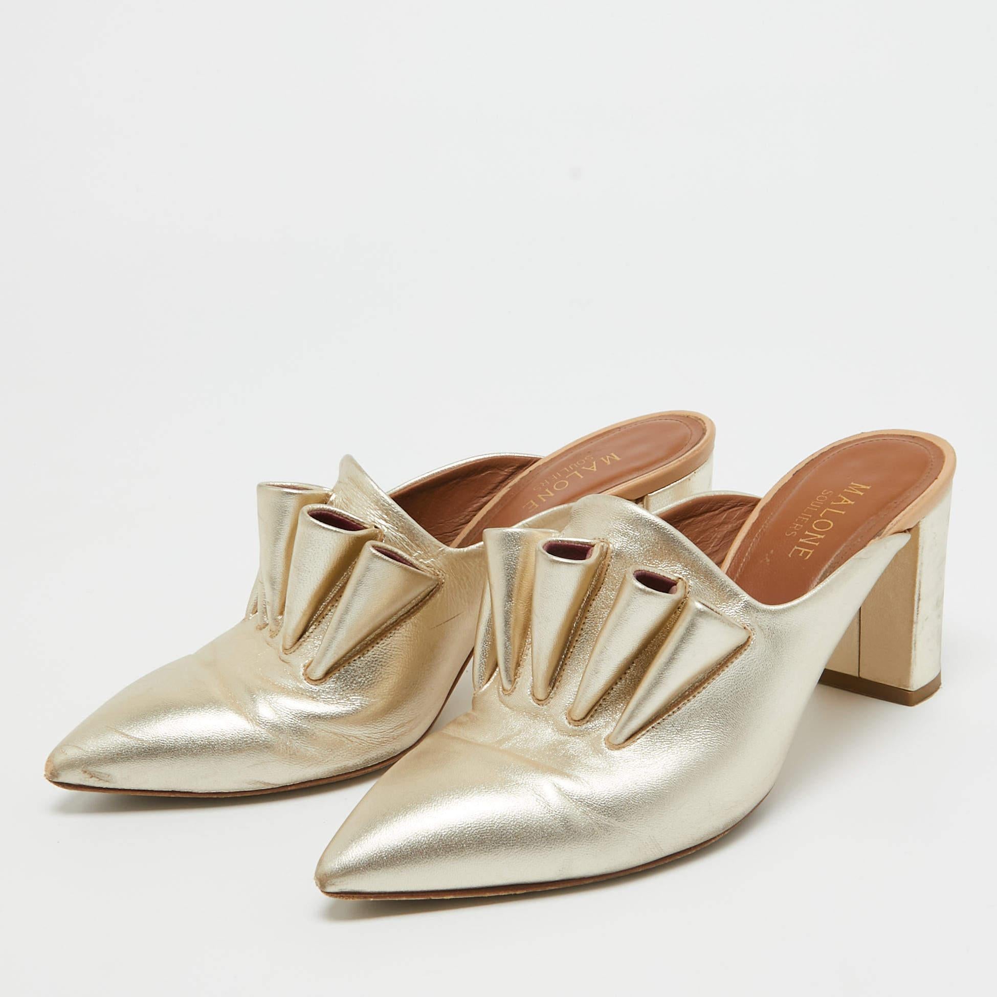 Un par para admirar y atesorar es este tricolor de Malone Souliers. En los zapatos se puede ver un diseño intrincado y llamativo. Tienen la parte superior de piel, puntera abierta y tacón de 7.5 cm.